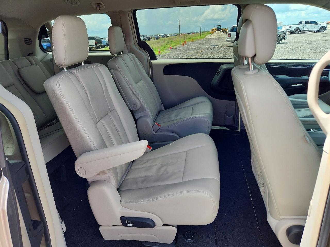2013 Chrysler Town & Country Touring Tan vin: 2C4RC1BG8DR620265
