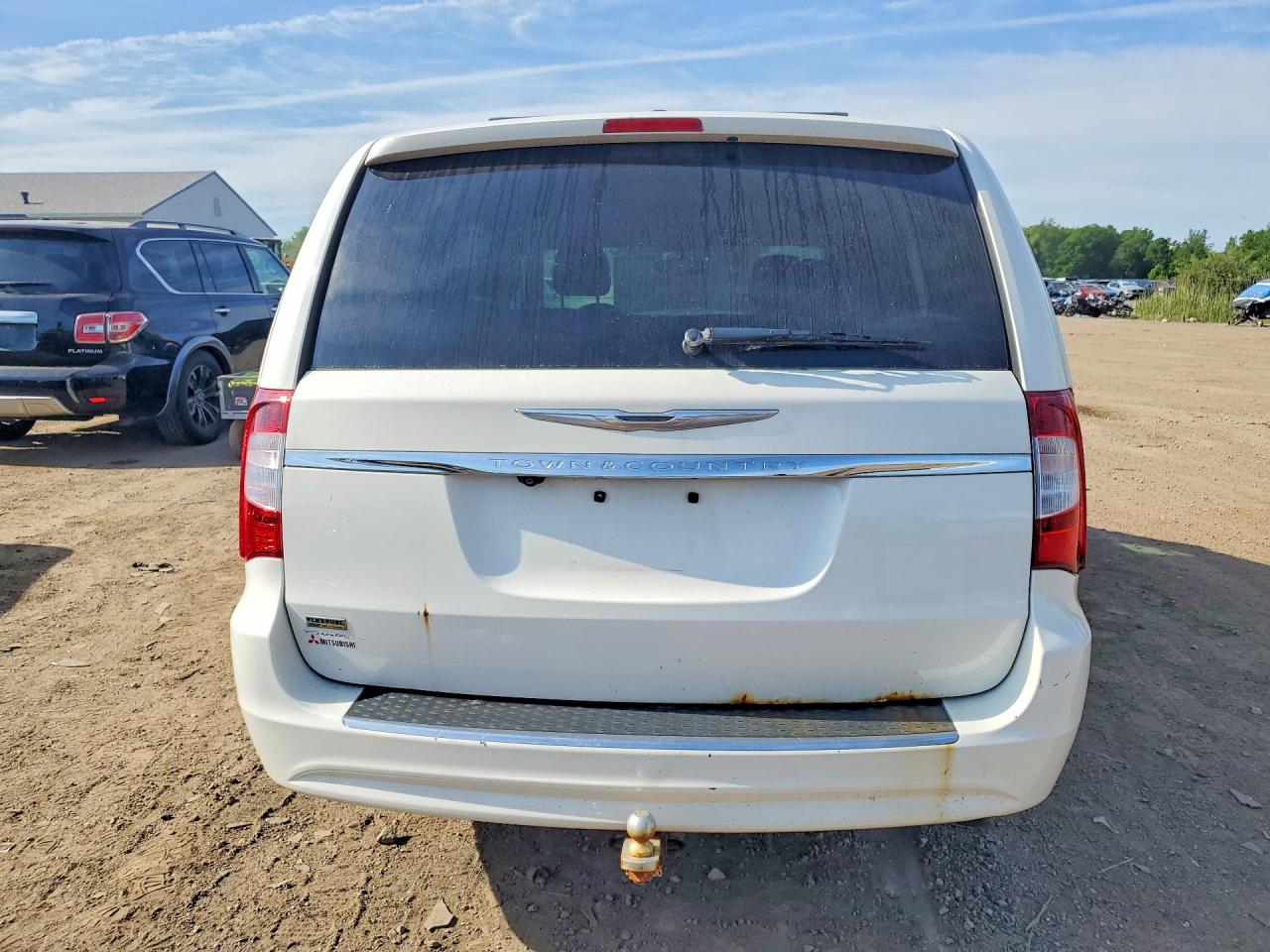 2013 Chrysler Town & Country Touring White vin: 2C4RC1BG8DR638135