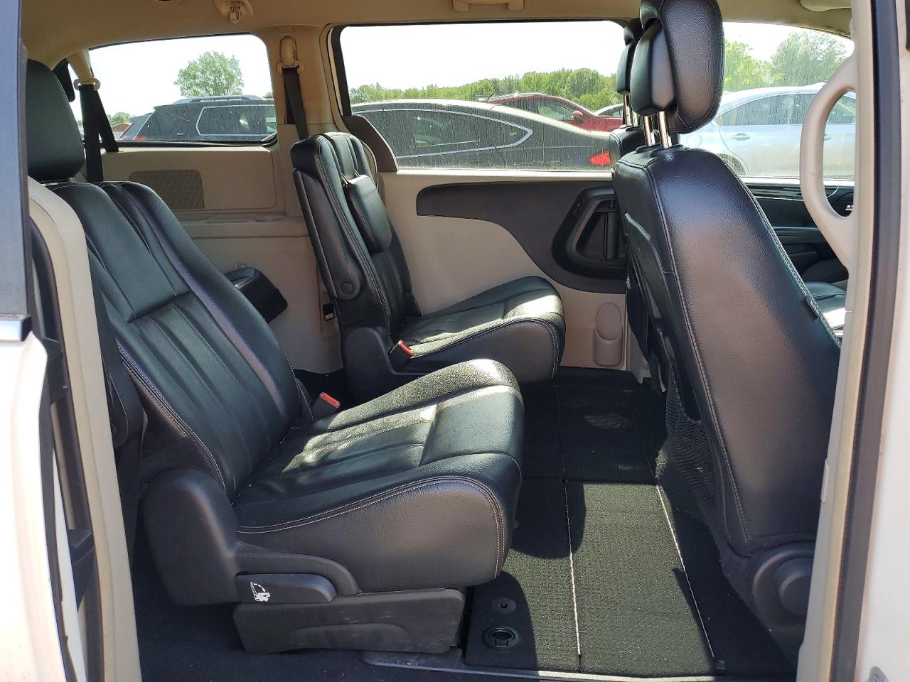 2013 Chrysler Town & Country Touring White vin: 2C4RC1BG8DR638135
