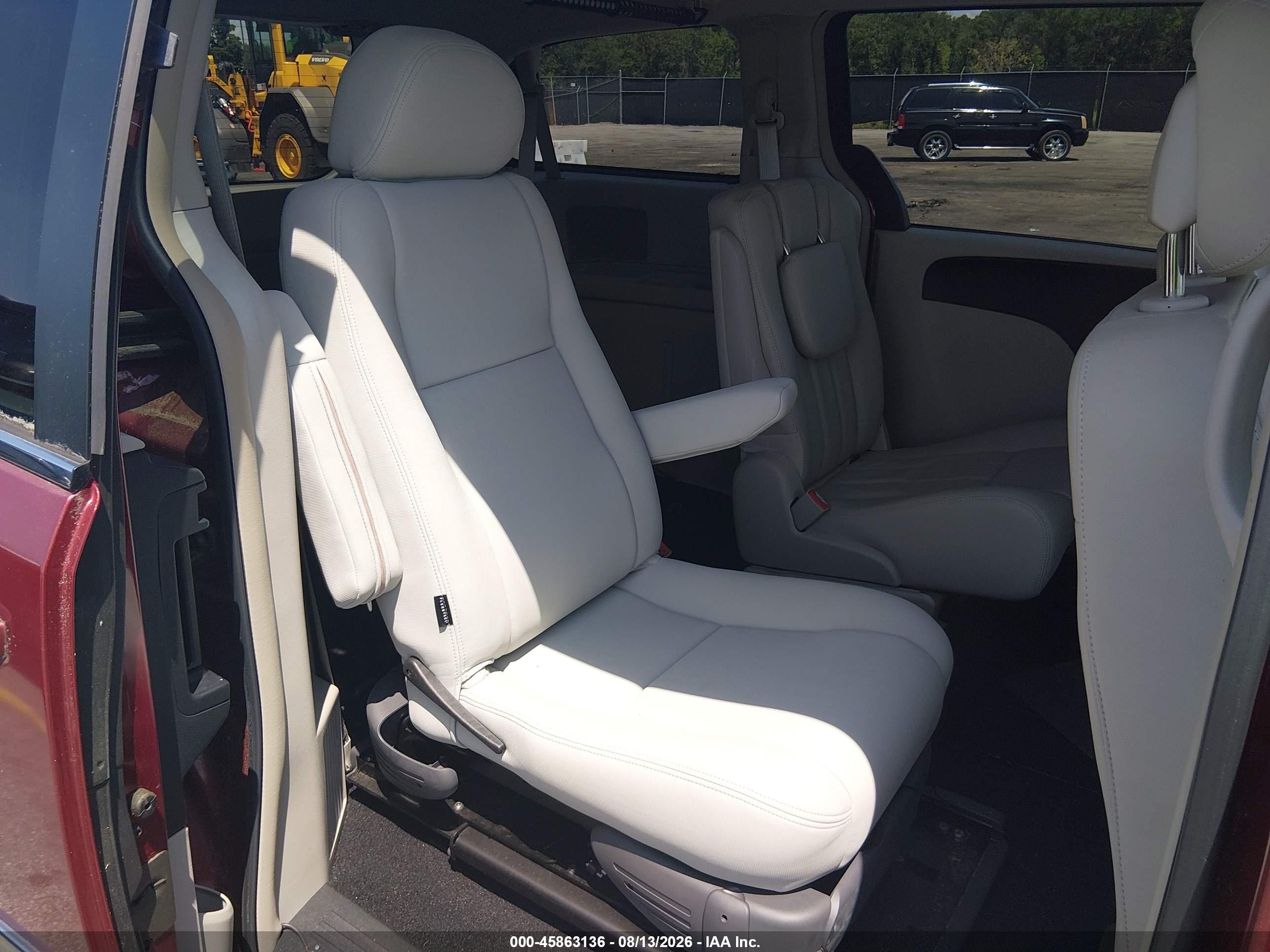 2013 Chrysler Town & Country Touring Red vin: 2C4RC1BG8DR647398