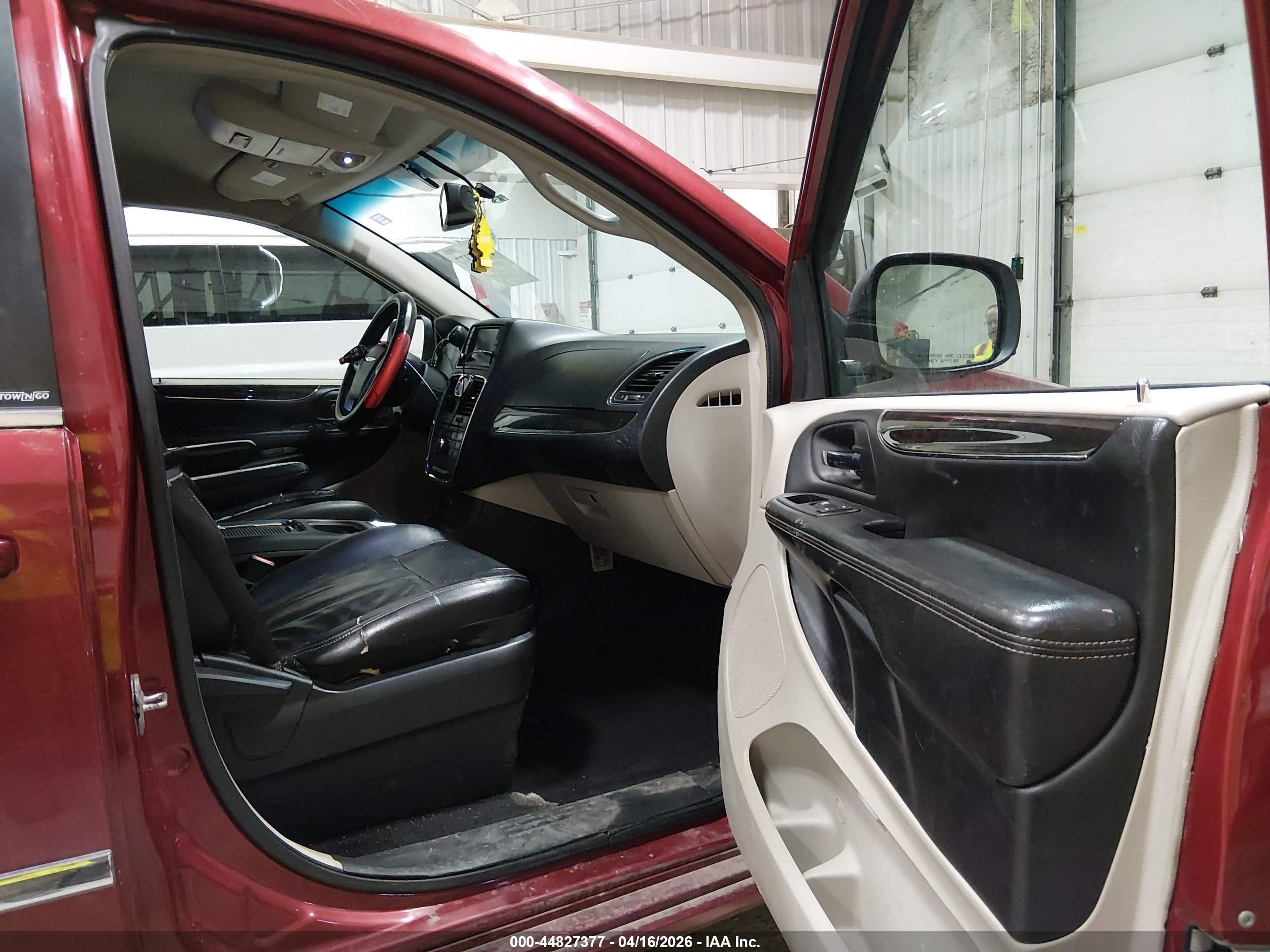 2013 Chrysler Town & Country Touring Red vin: 2C4RC1BG8DR677758