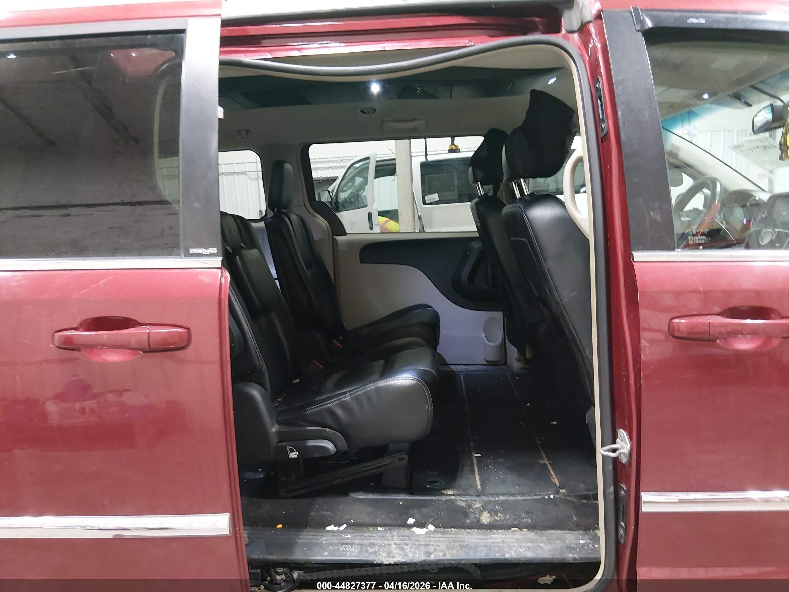 2013 Chrysler Town & Country Touring Red vin: 2C4RC1BG8DR677758
