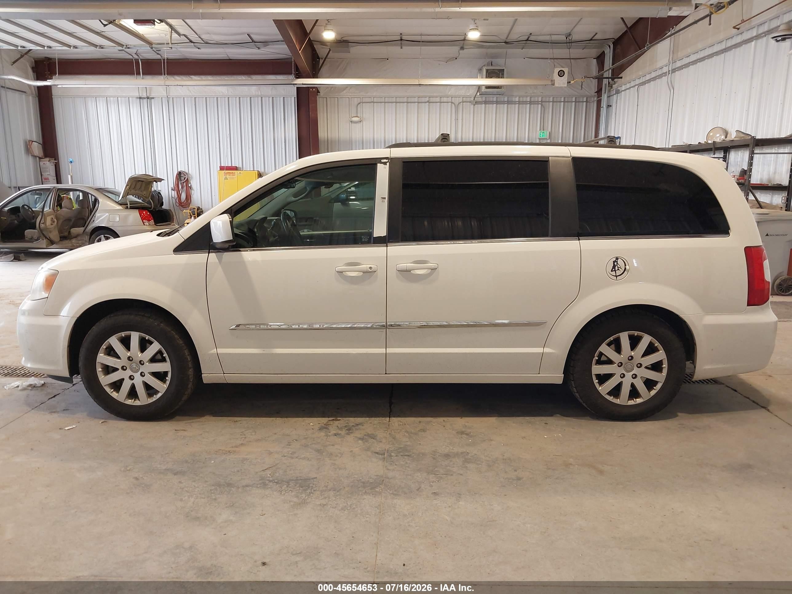2013 Chrysler Town & Country Touring White vin: 2C4RC1BG8DR696181