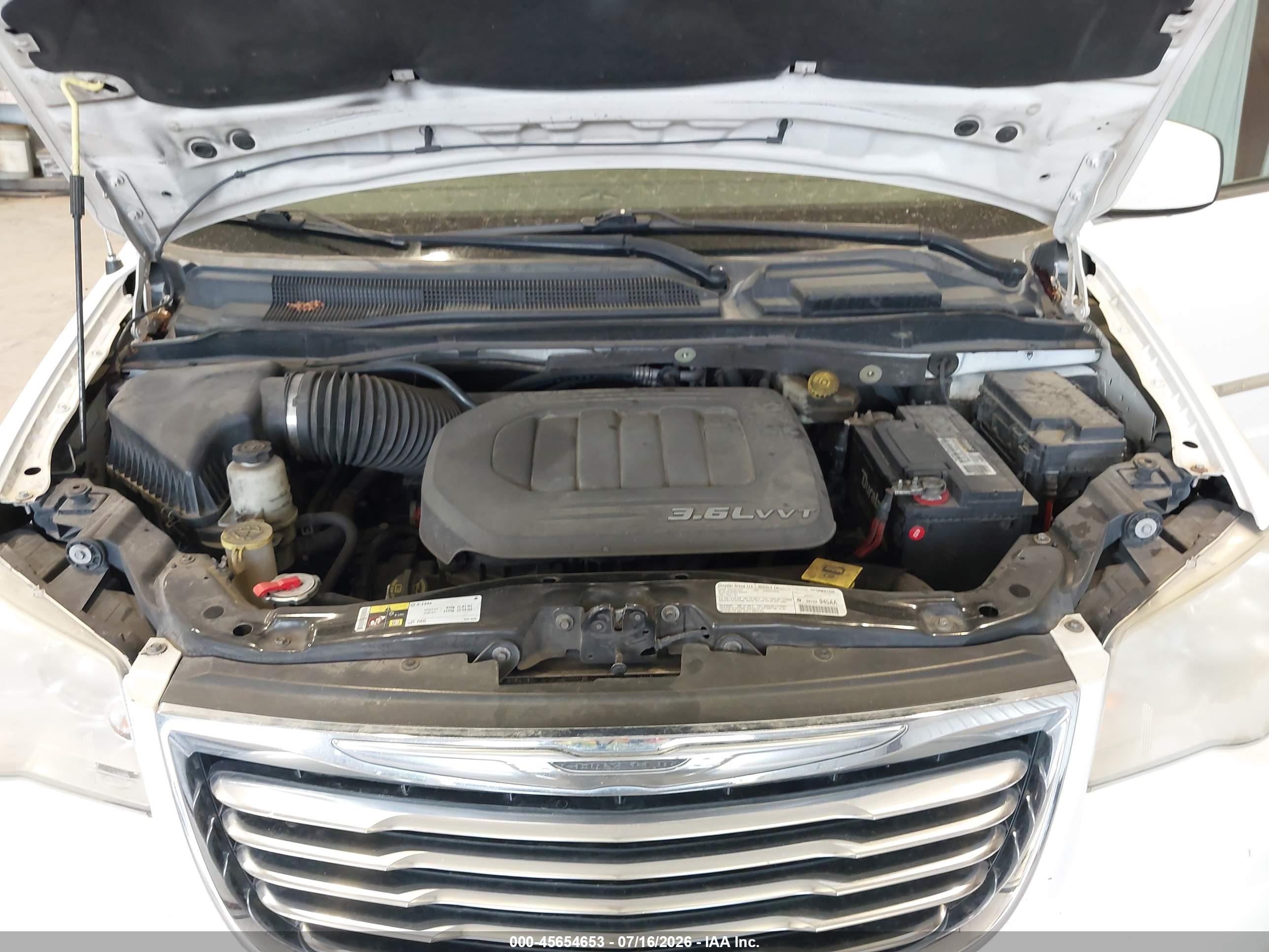 2013 Chrysler Town & Country Touring White vin: 2C4RC1BG8DR696181
