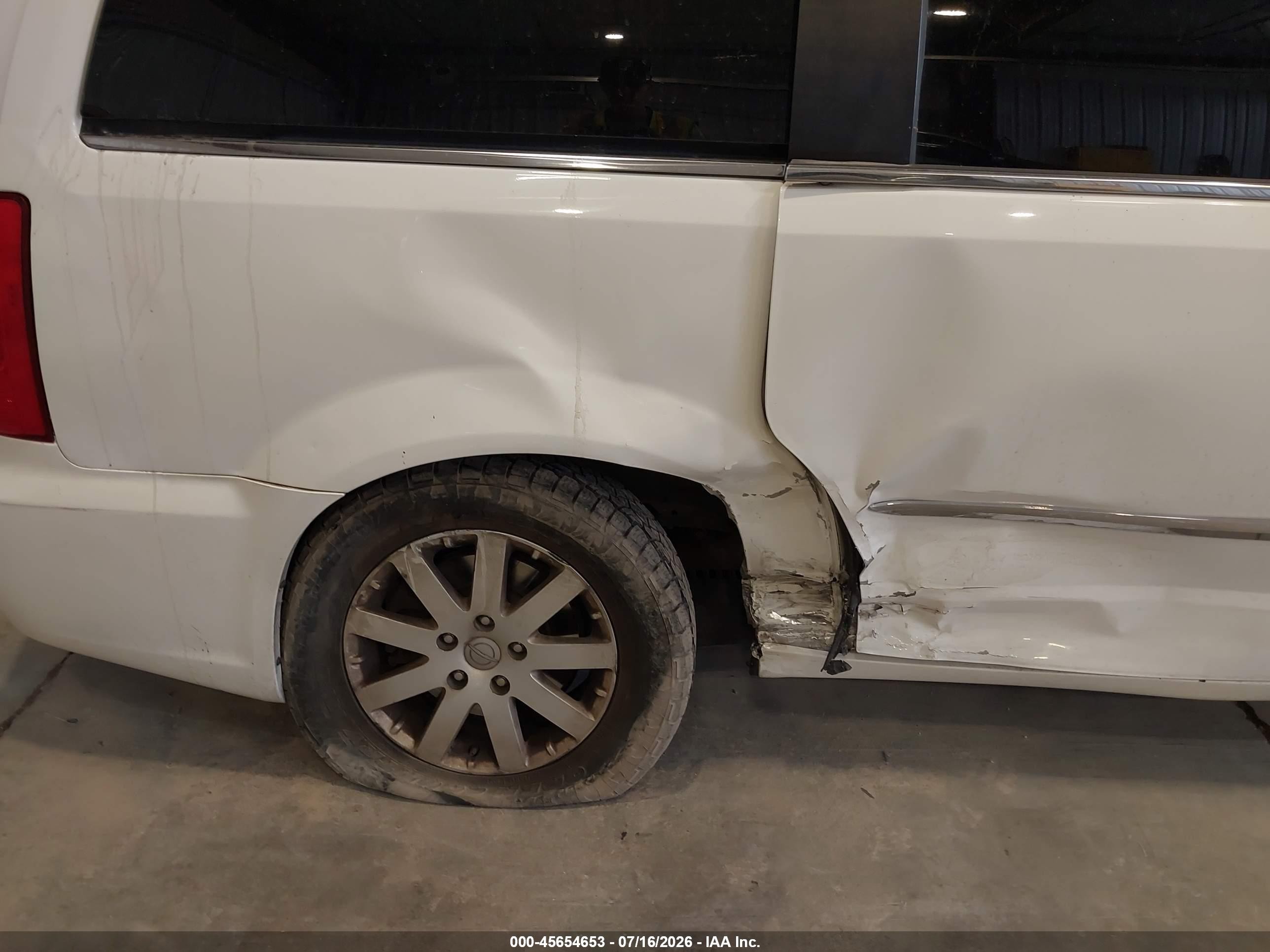 2013 Chrysler Town & Country Touring White vin: 2C4RC1BG8DR696181