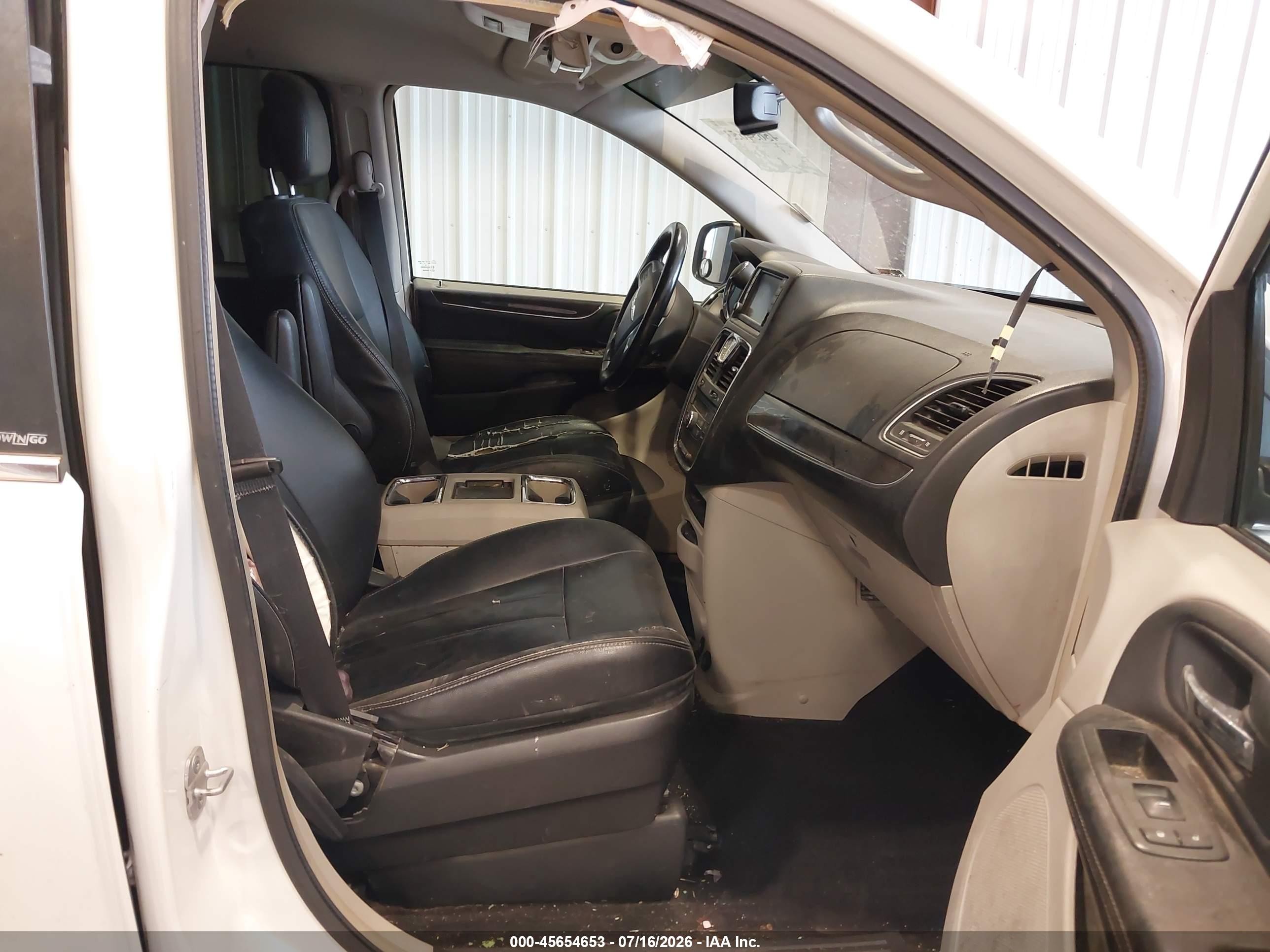2013 Chrysler Town & Country Touring White vin: 2C4RC1BG8DR696181