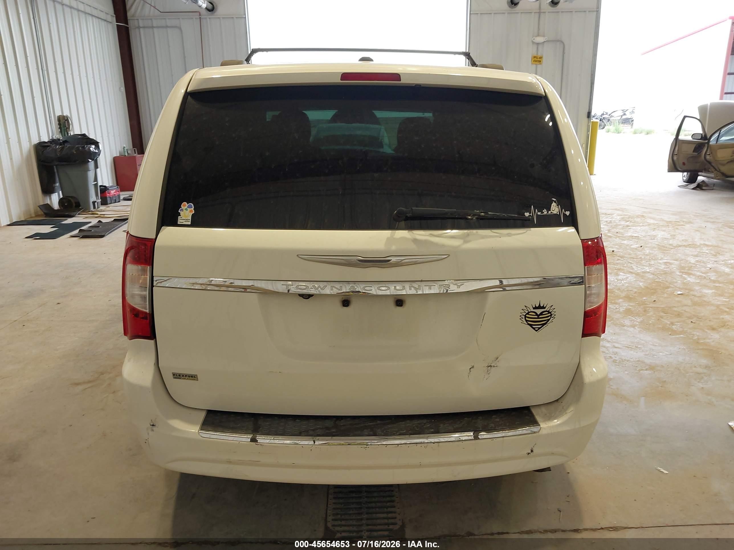 2013 Chrysler Town & Country Touring White vin: 2C4RC1BG8DR696181