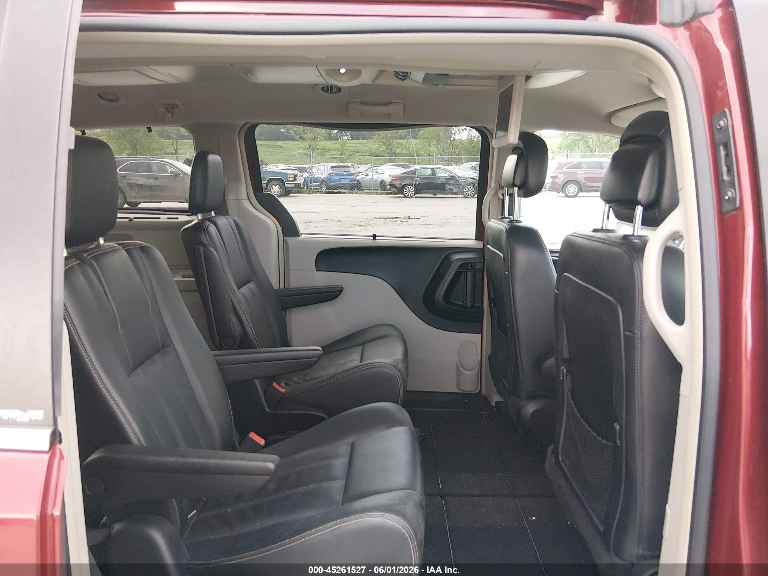 2013 Chrysler Town & Country Touring Red vin: 2C4RC1BG8DR769954