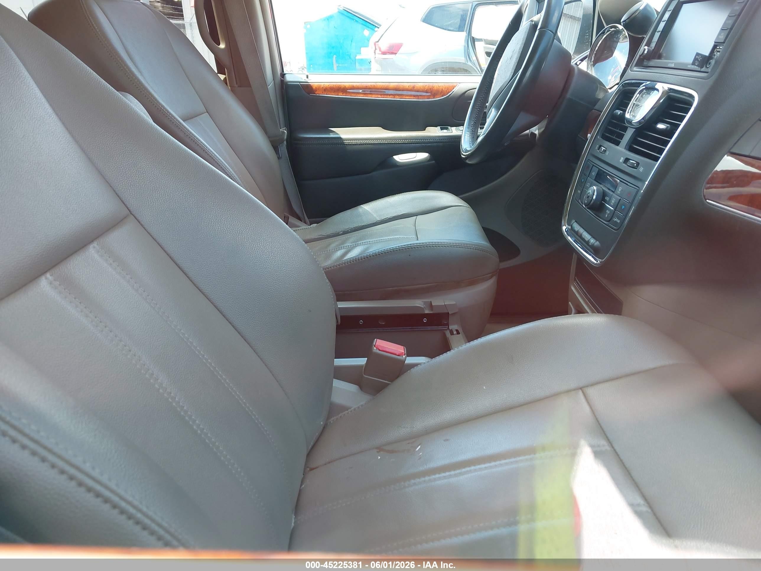2014 Chrysler Town & Country Touring Burgundy vin: 2C4RC1BG8ER144407
