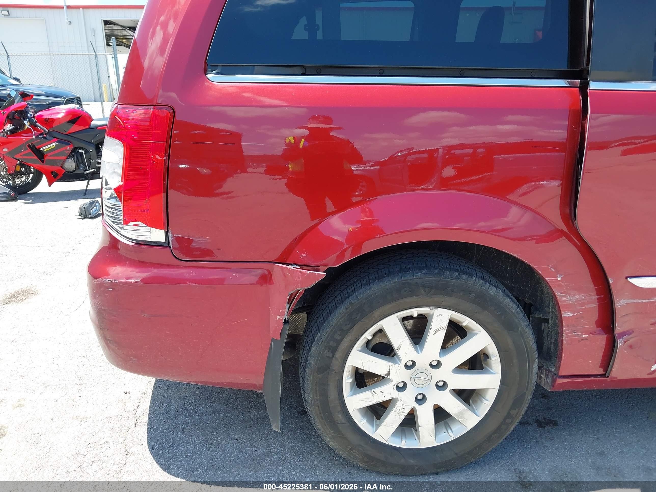 2014 Chrysler Town & Country Touring Burgundy vin: 2C4RC1BG8ER144407