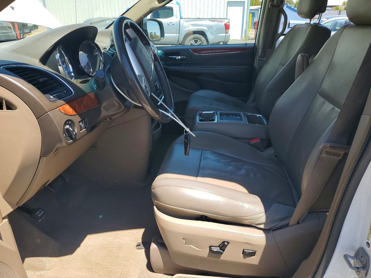 2014 Chrysler Town & Country Touring White vin: 2C4RC1BG8ER398229