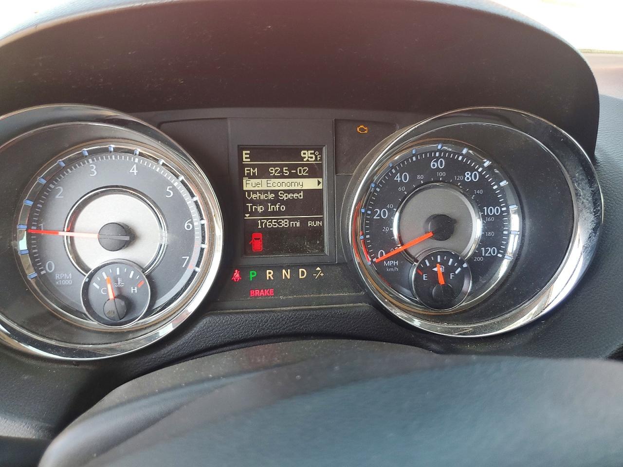2014 Chrysler Town & Country Touring Red vin: 2C4RC1BG8ER445002