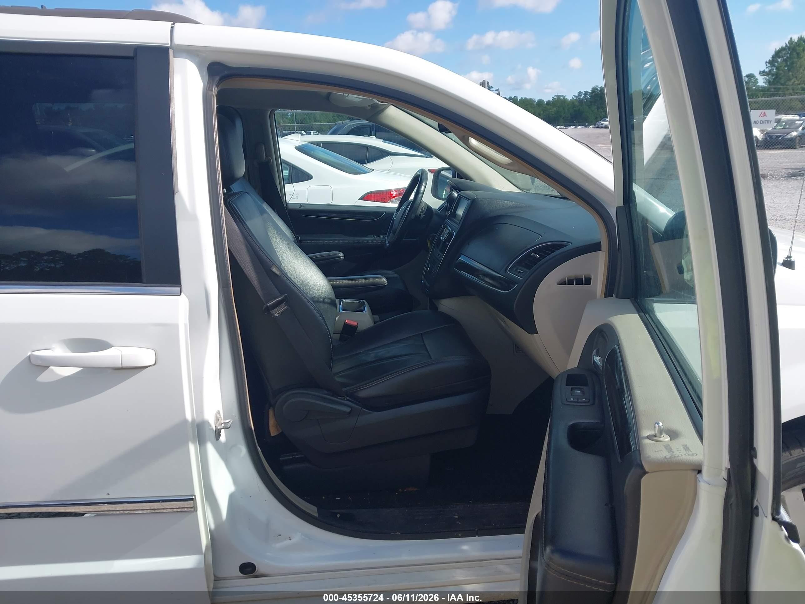 2014 Chrysler Town & Country Touring White vin: 2C4RC1BG8ER449437