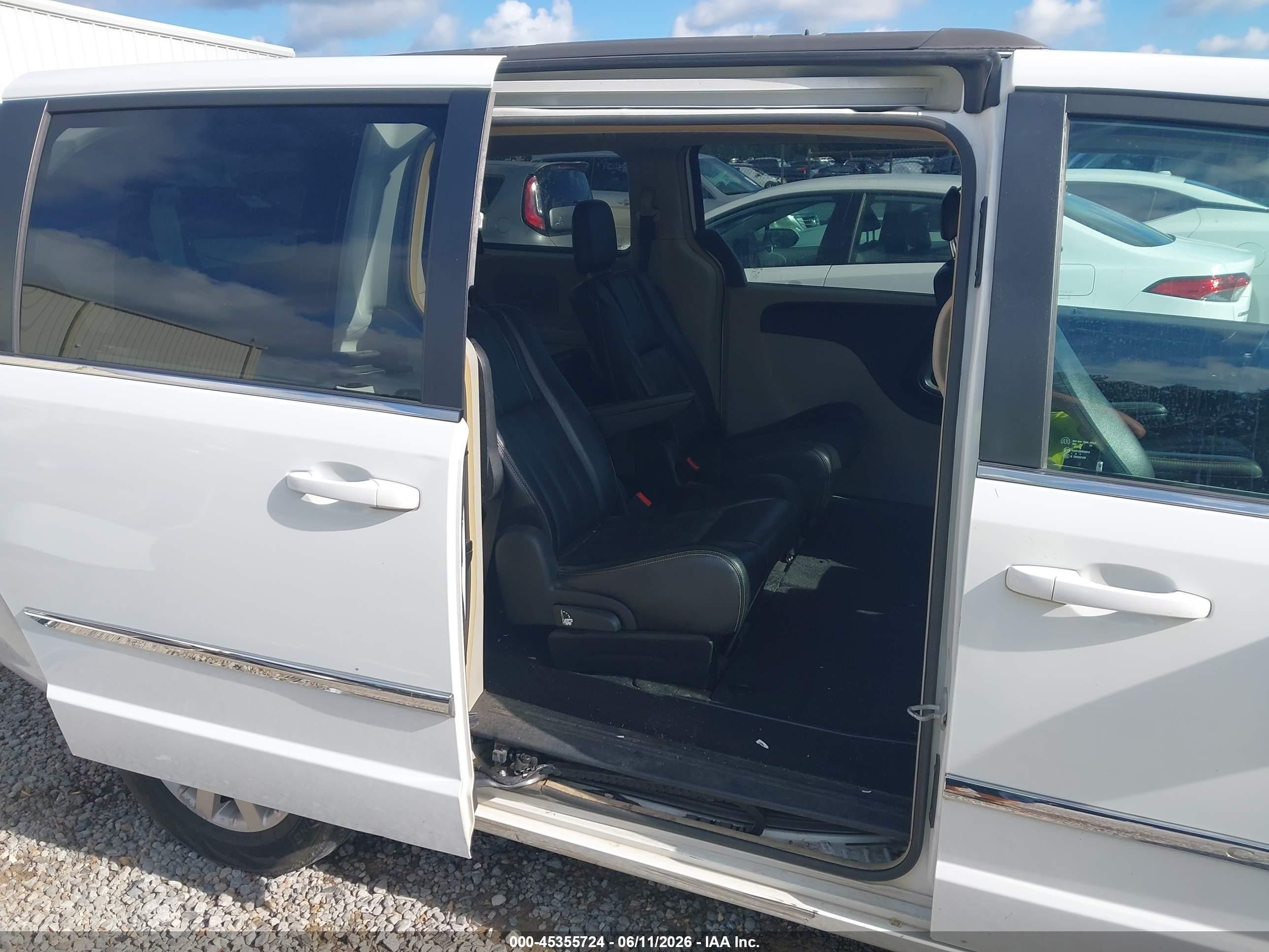 2014 Chrysler Town & Country Touring White vin: 2C4RC1BG8ER449437