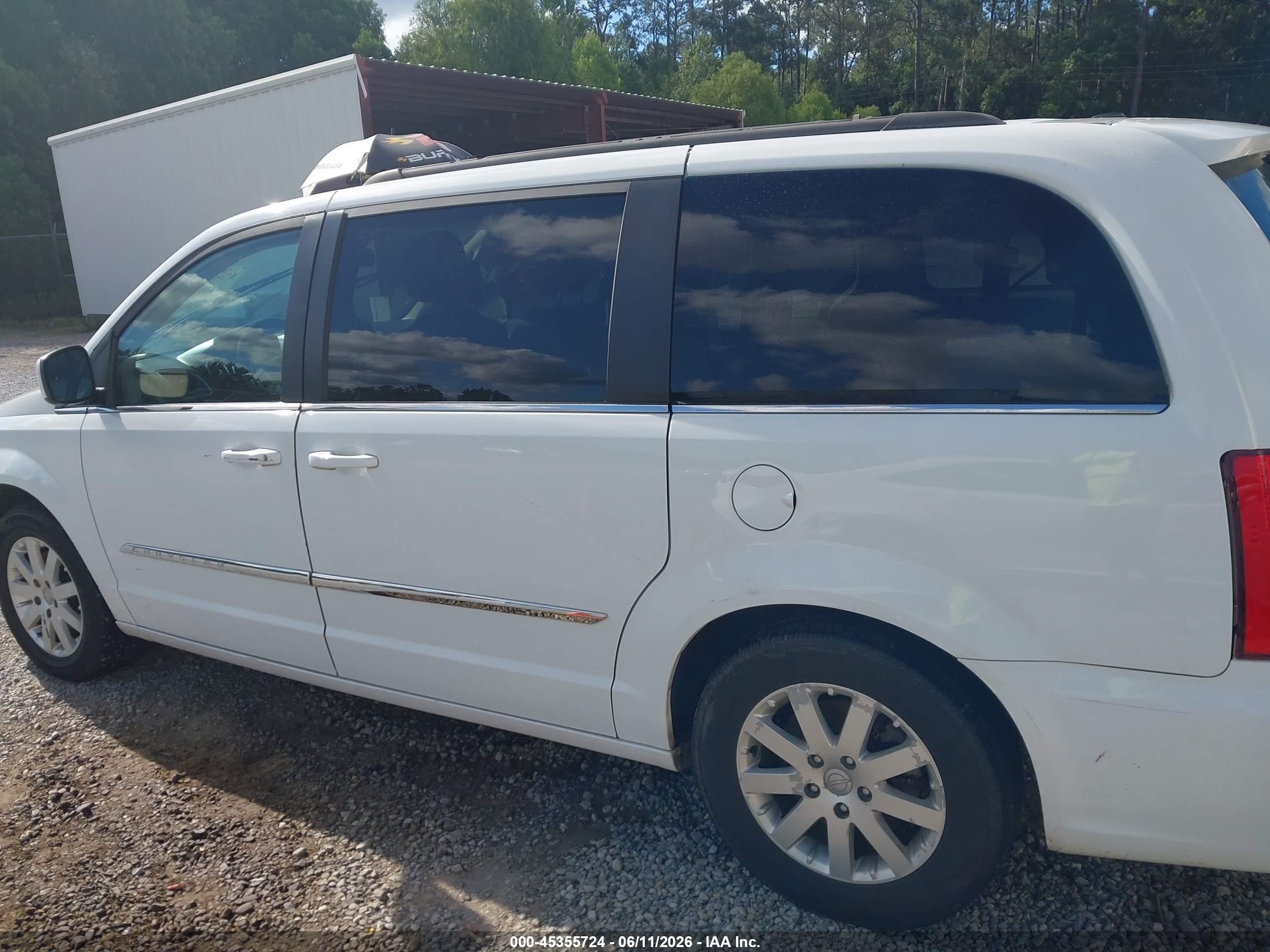 2014 Chrysler Town & Country Touring White vin: 2C4RC1BG8ER449437