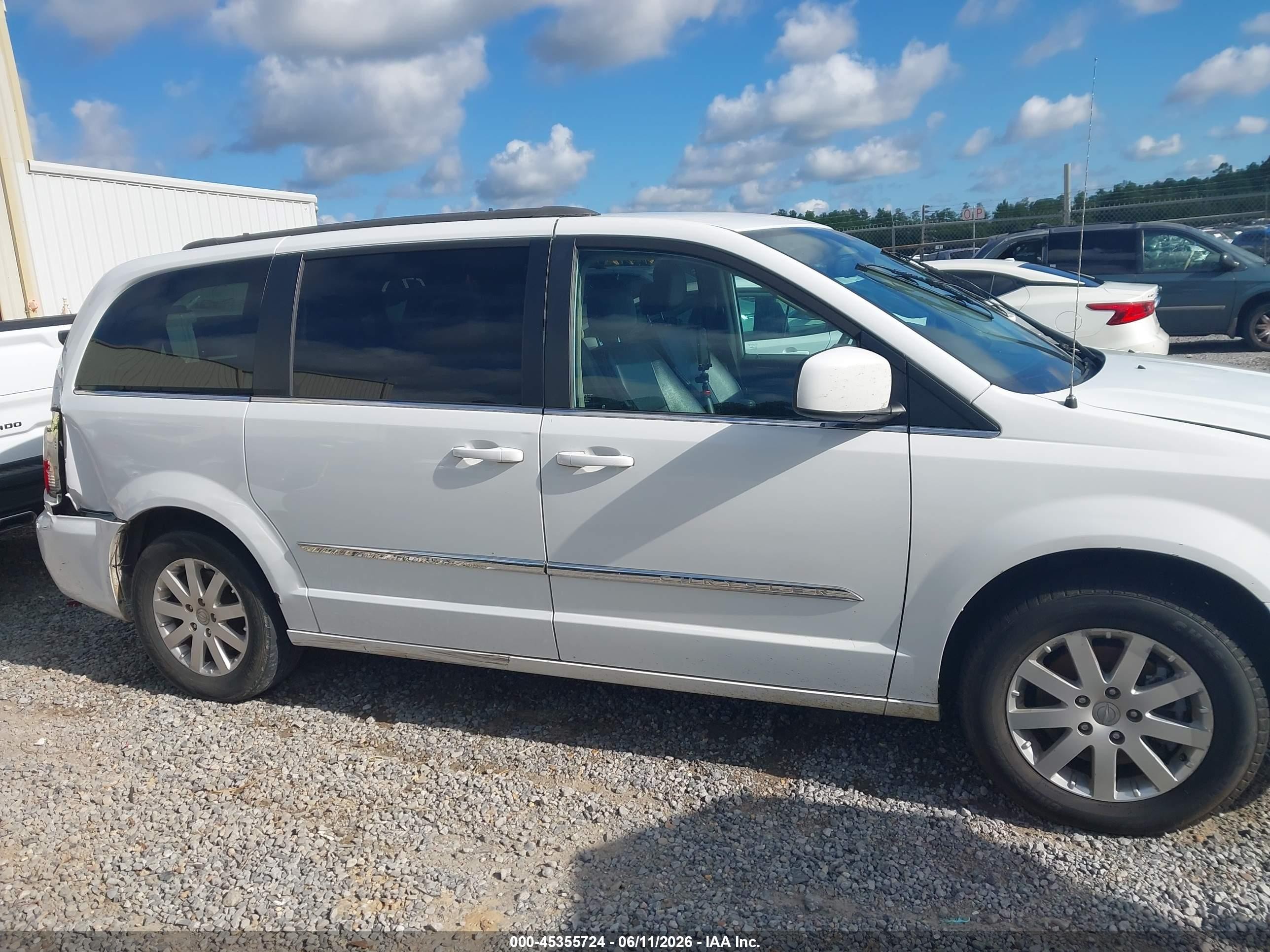 2014 Chrysler Town & Country Touring White vin: 2C4RC1BG8ER449437