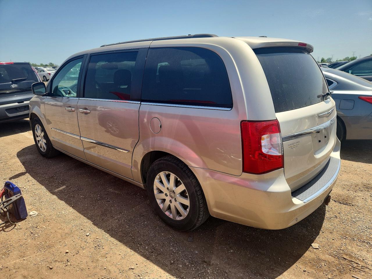 2015 Chrysler Town & Country Touring Бежевый vin: 2C4RC1BG8FR561611