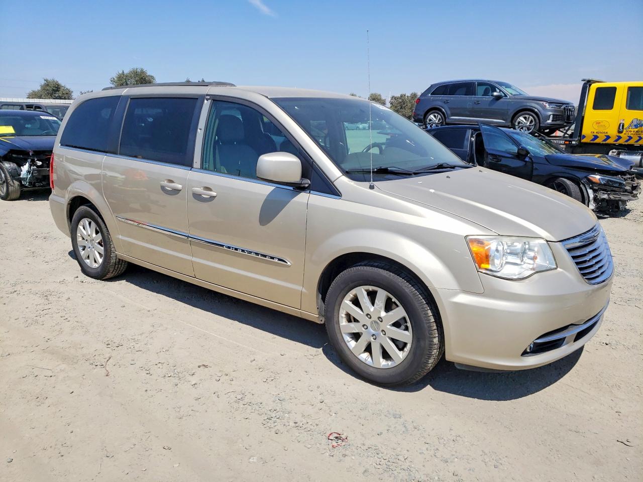 2015 Chrysler Town & Country Touring Tan vin: 2C4RC1BG8FR626599