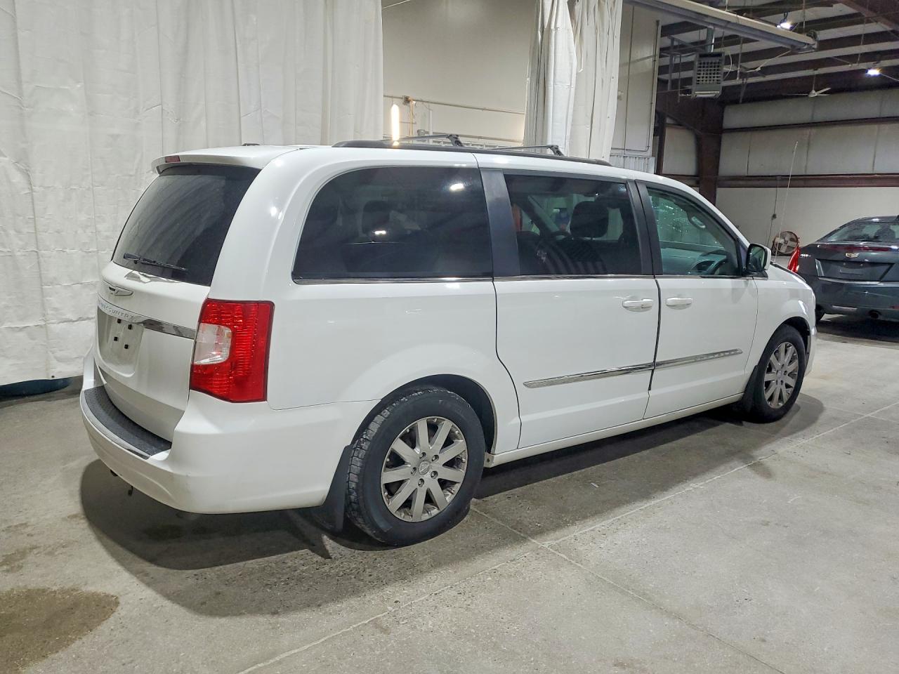 2015 Chrysler Town & Country Touring White vin: 2C4RC1BG8FR738898