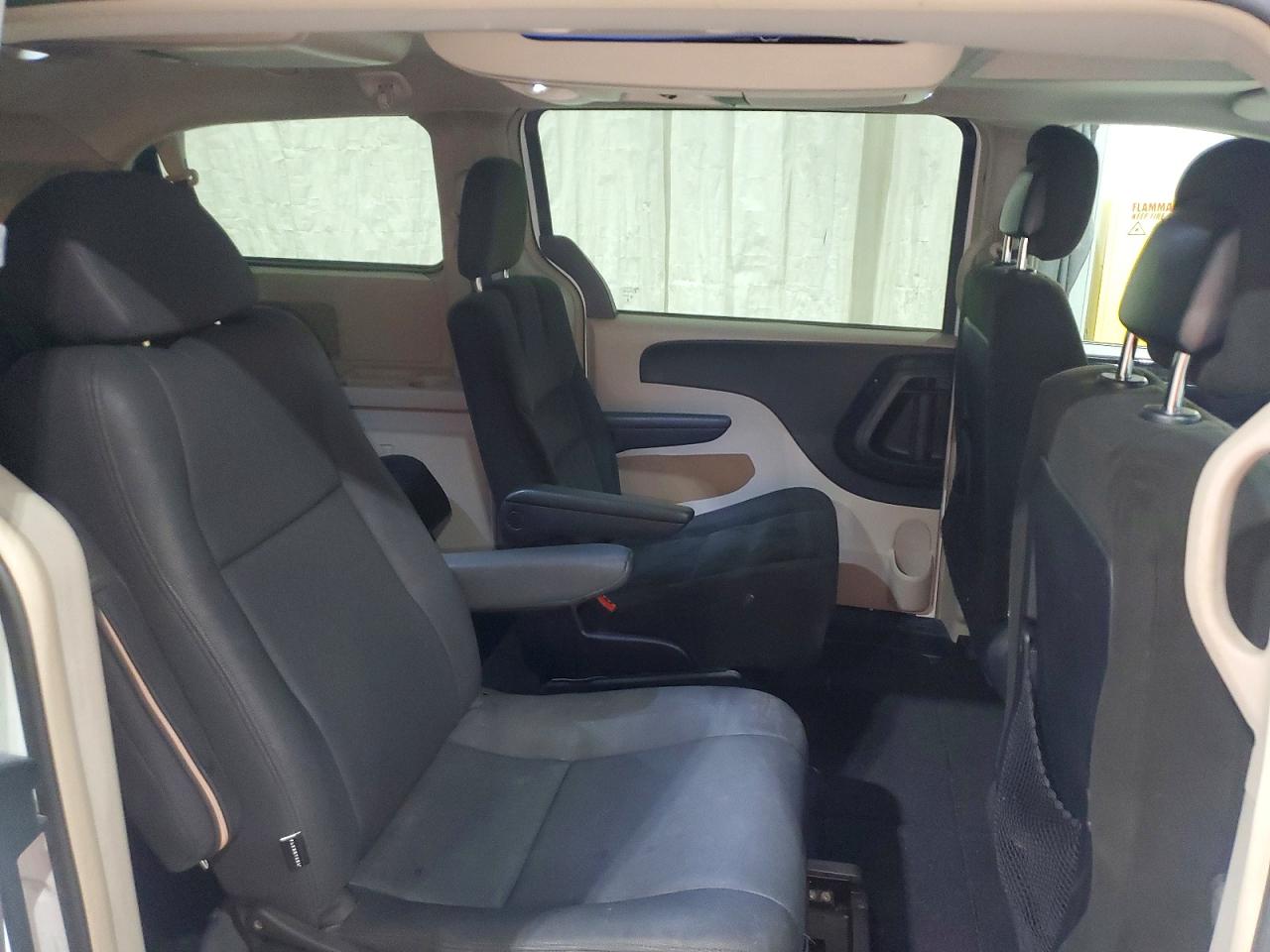 2015 Chrysler Town & Country Touring White vin: 2C4RC1BG8FR738898