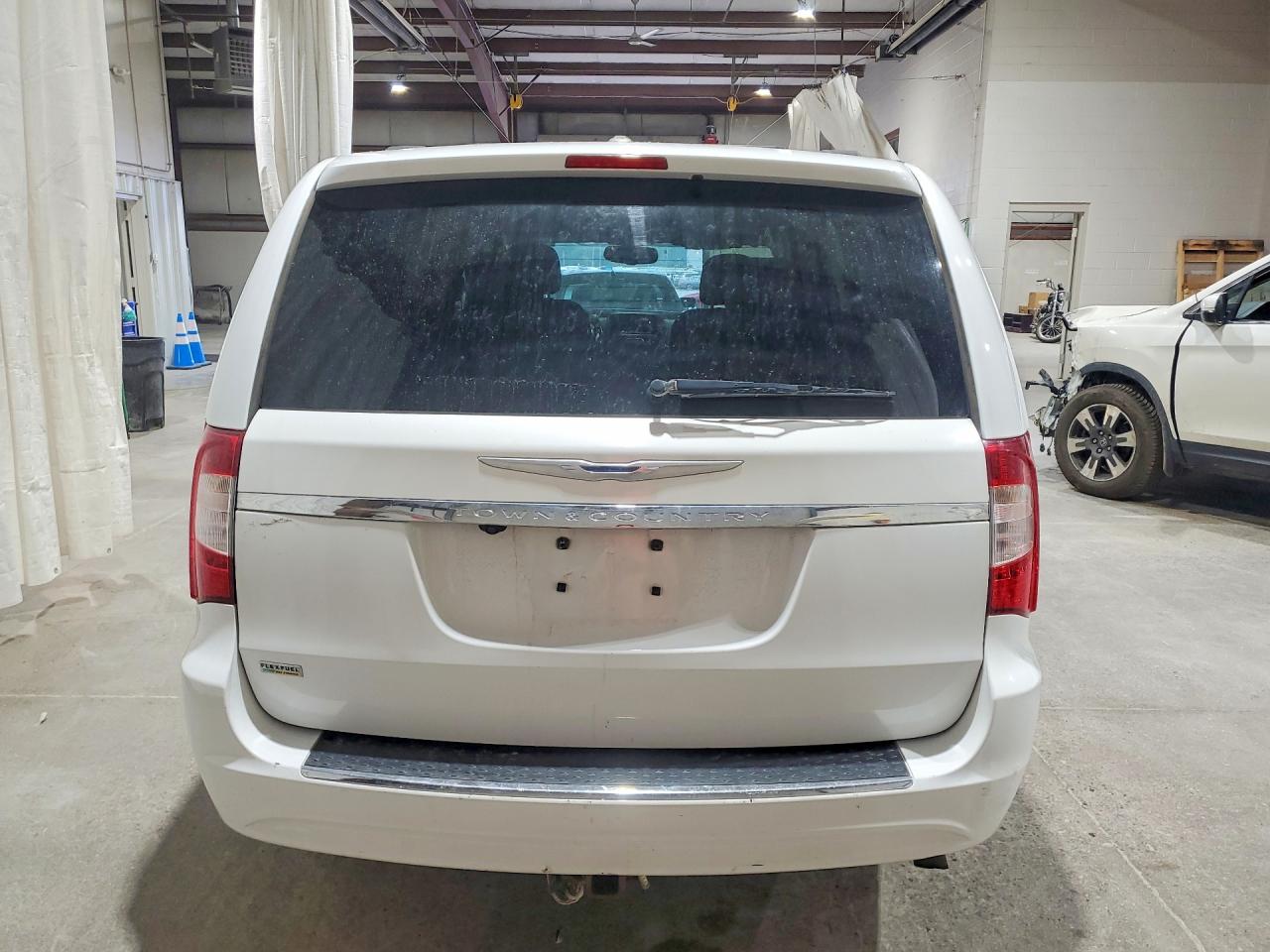2015 Chrysler Town & Country Touring White vin: 2C4RC1BG8FR738898