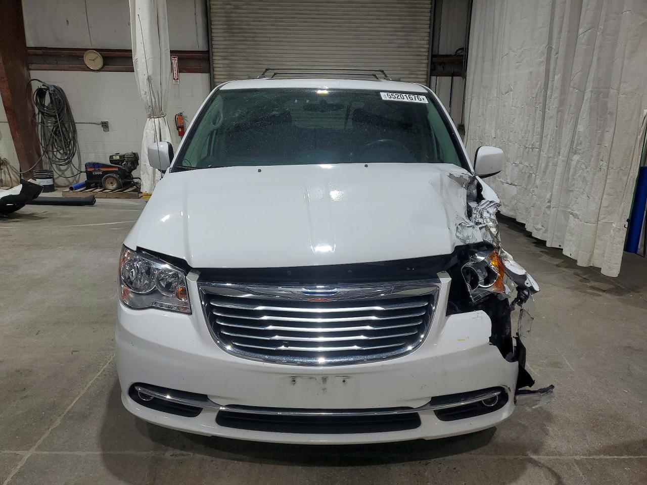 2015 Chrysler Town & Country Touring White vin: 2C4RC1BG8FR738898