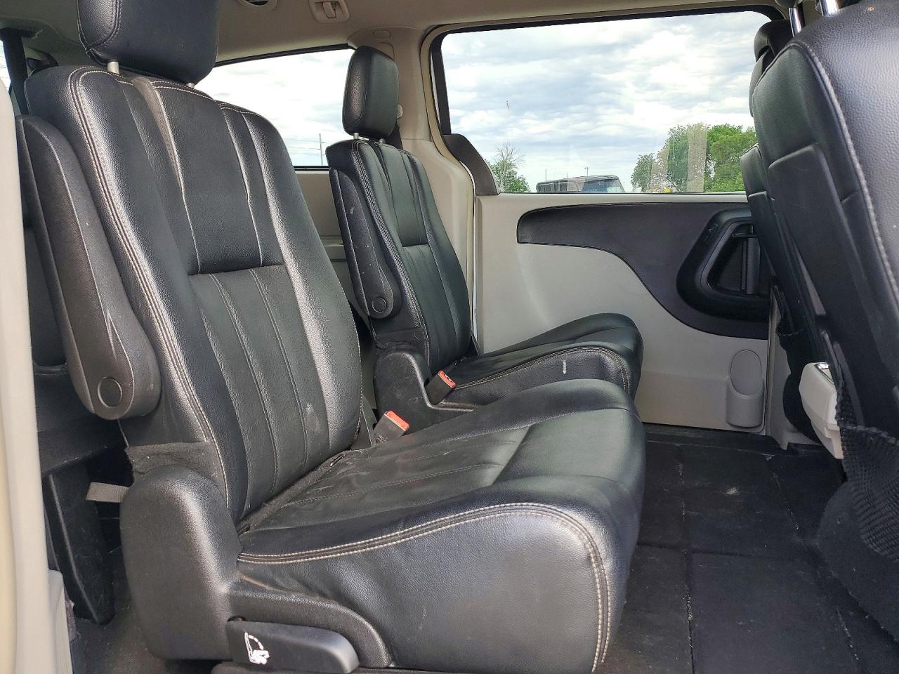 2015 Chrysler Town & Country Limited White vin: 2C4RC1BG8GR198342