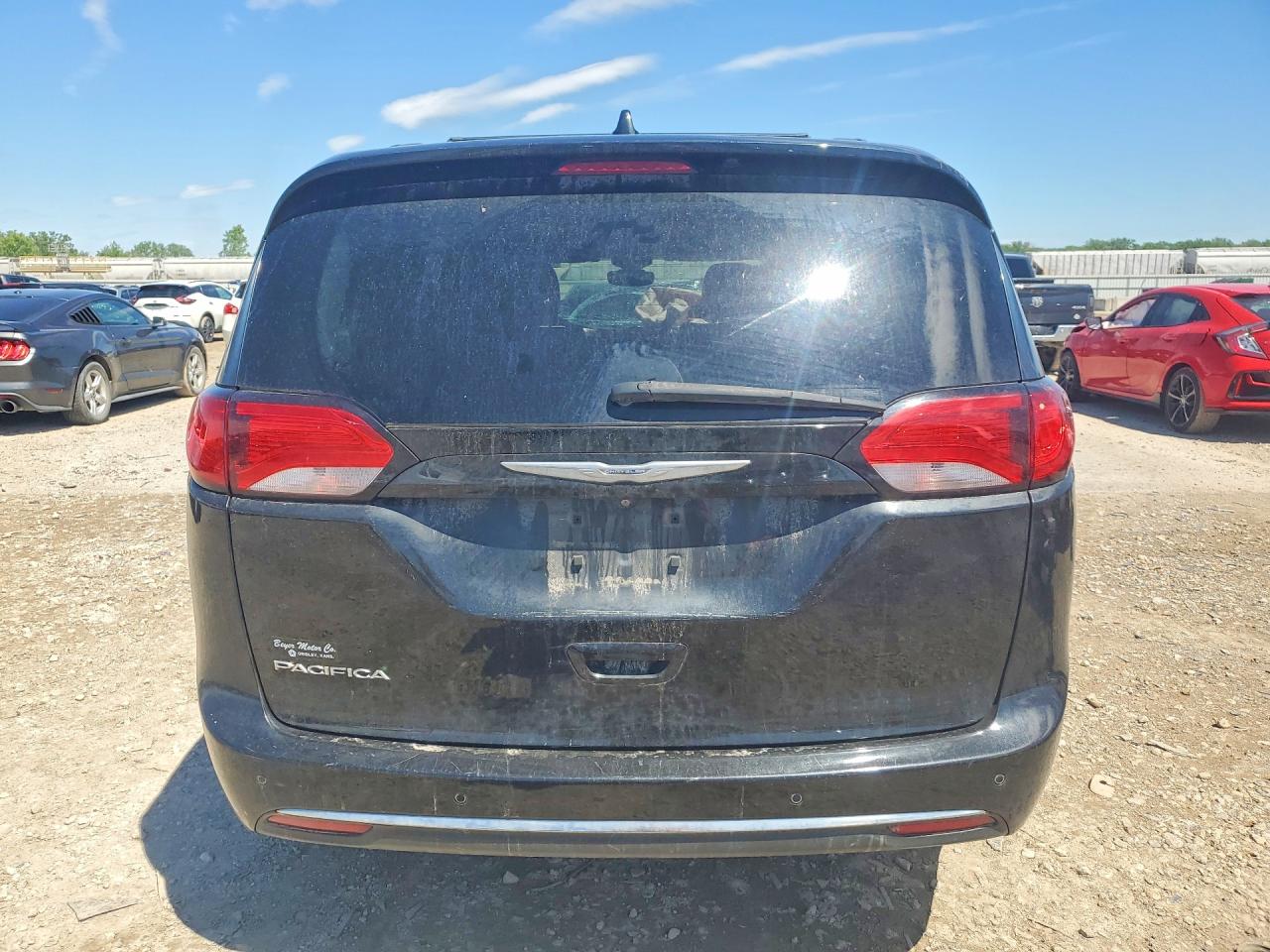 2017 Chrysler Pacifica Touring L Black vin: 2C4RC1BG8HR526618