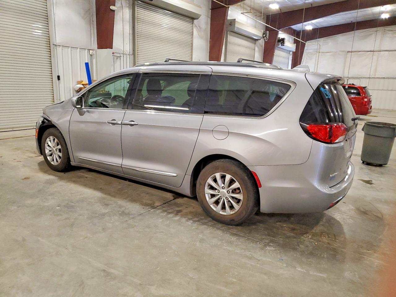 2018 Chrysler Pacifica Touring L Gray vin: 2C4RC1BG8JR149181