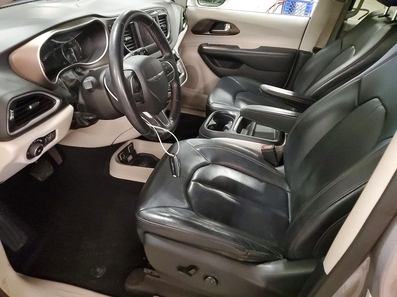 2018 Chrysler Pacifica Touring L Gray vin: 2C4RC1BG8JR149181