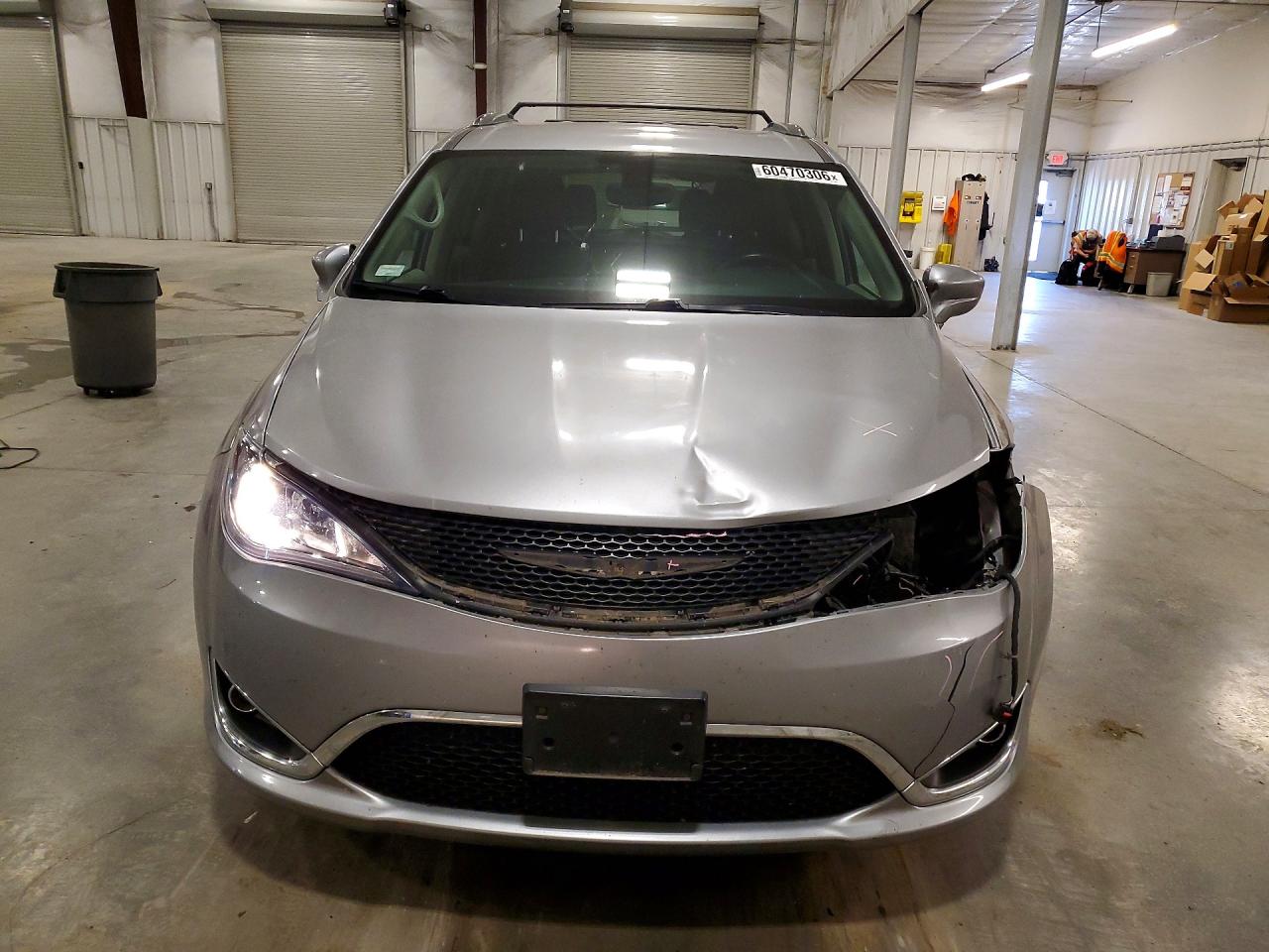 2018 Chrysler Pacifica Touring L Gray vin: 2C4RC1BG8JR149181