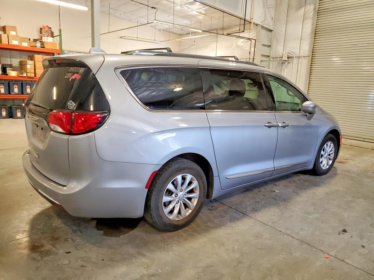 2018 Chrysler Pacifica Touring L Gray vin: 2C4RC1BG8JR149181