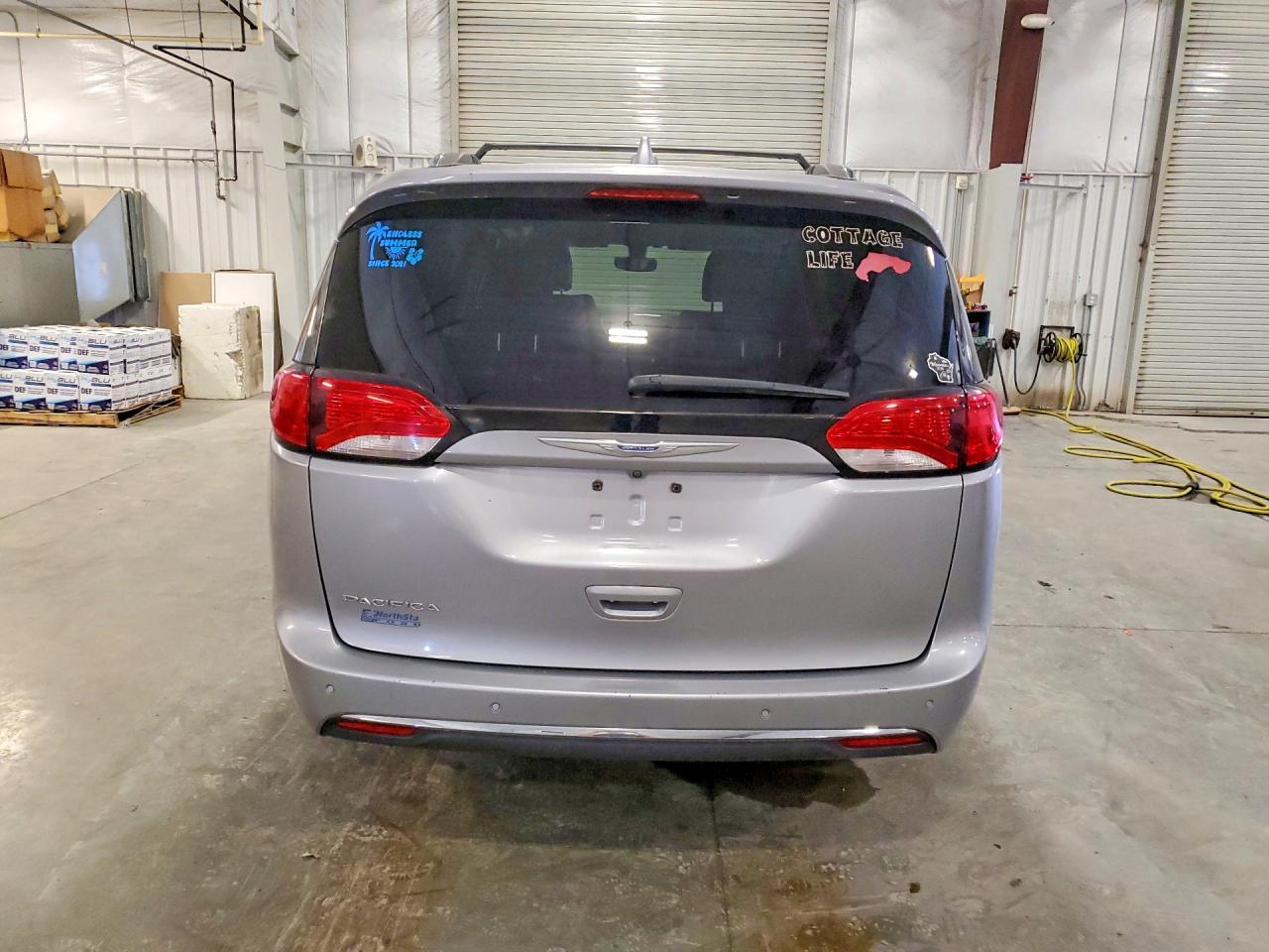 2018 Chrysler Pacifica Touring L Gray vin: 2C4RC1BG8JR149181