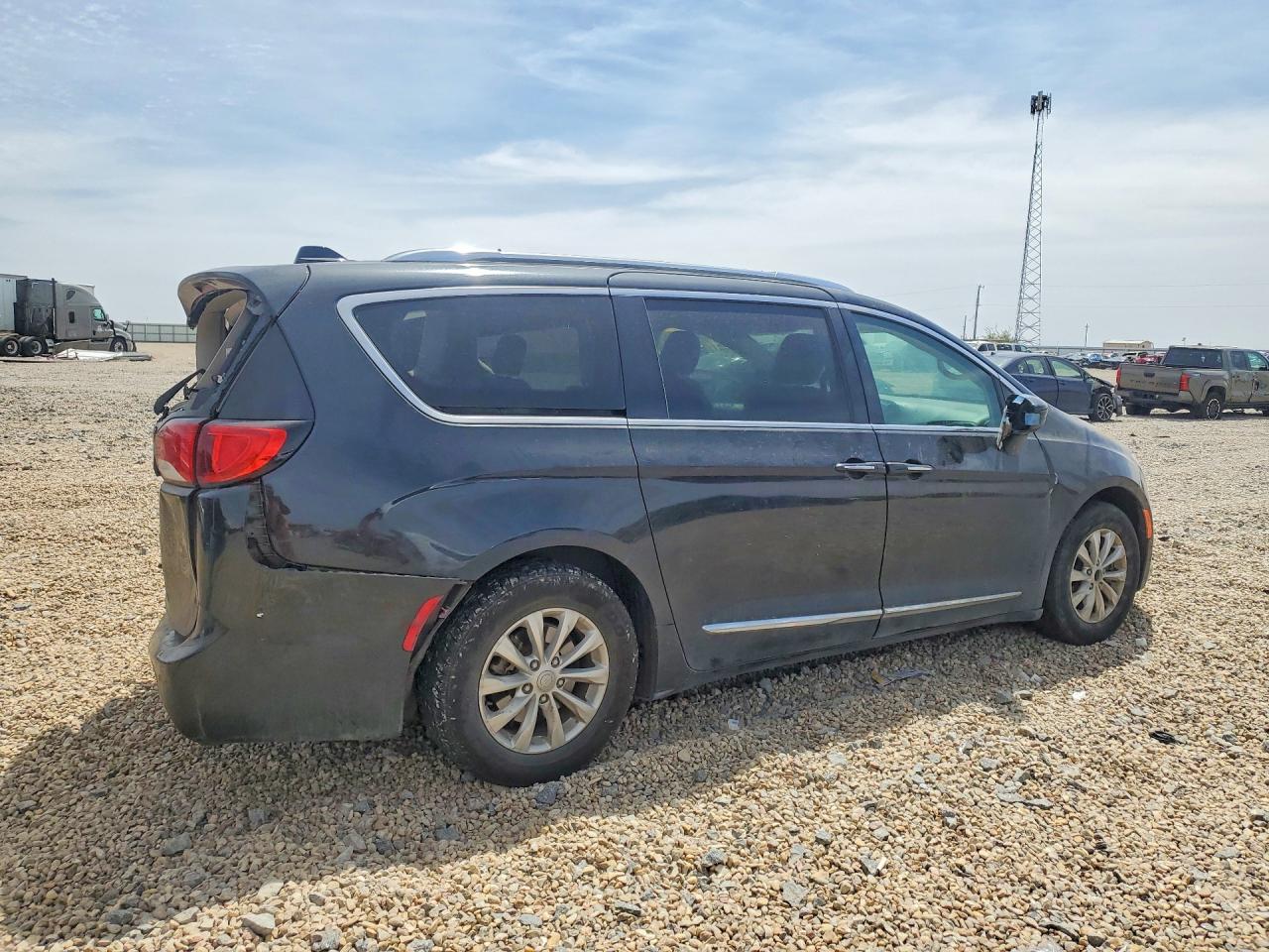 2018 Chrysler Pacifica Touring L Black vin: 2C4RC1BG8JR186201