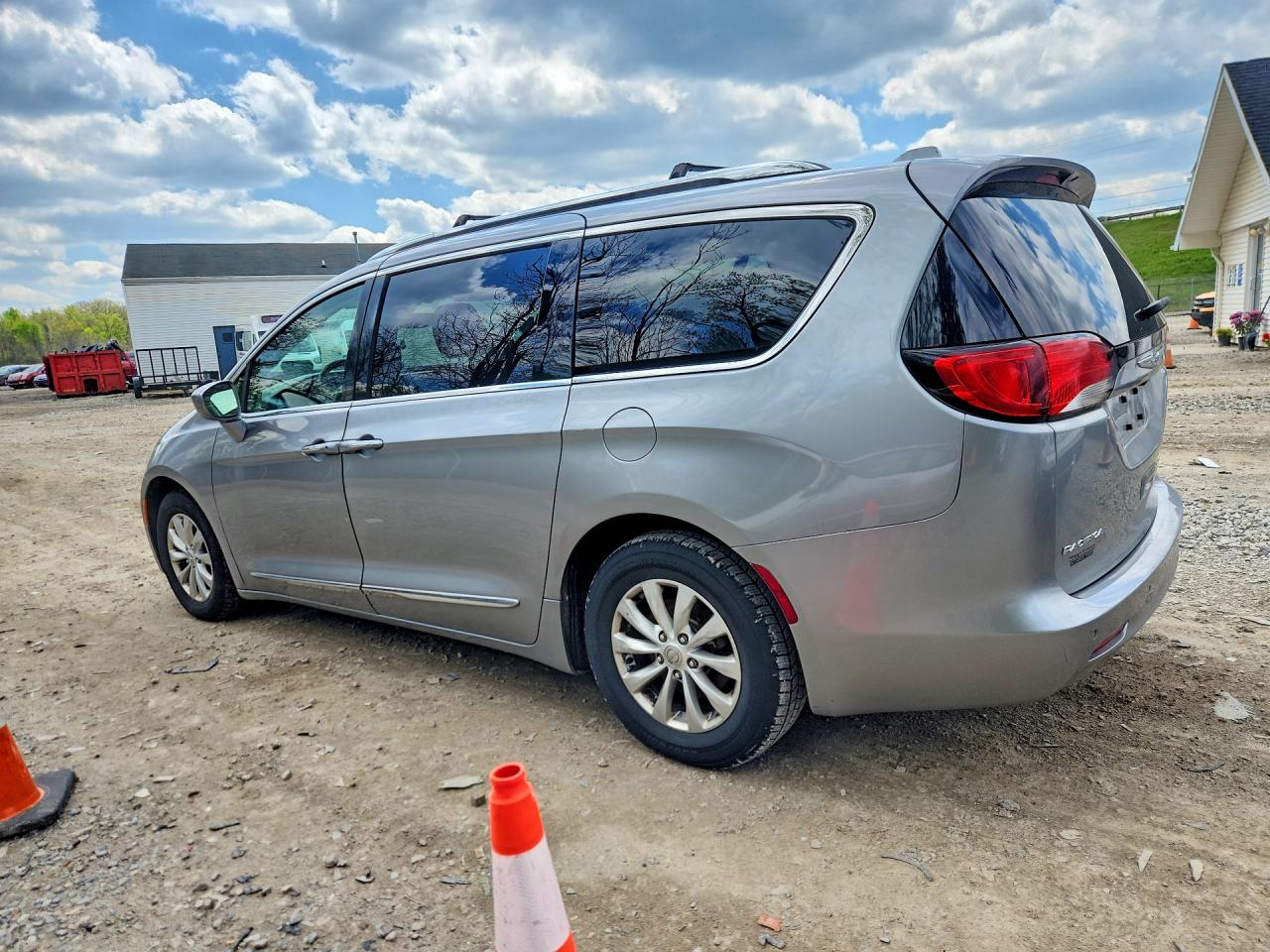 2018 Chrysler Pacifica Touring L Gray vin: 2C4RC1BG8JR257106