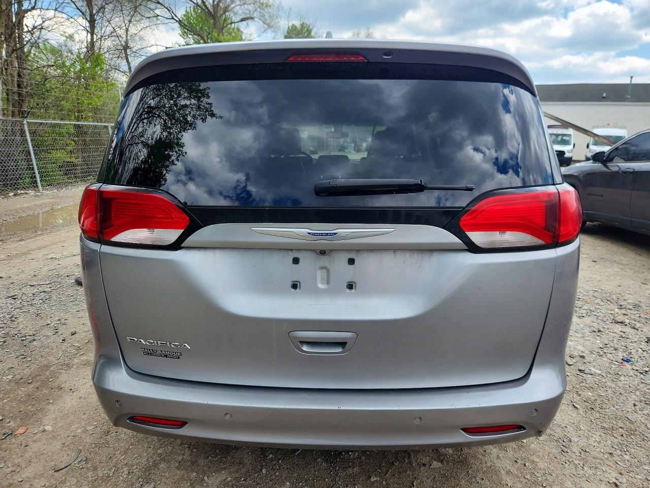 2018 Chrysler Pacifica Touring L Gray vin: 2C4RC1BG8JR257106