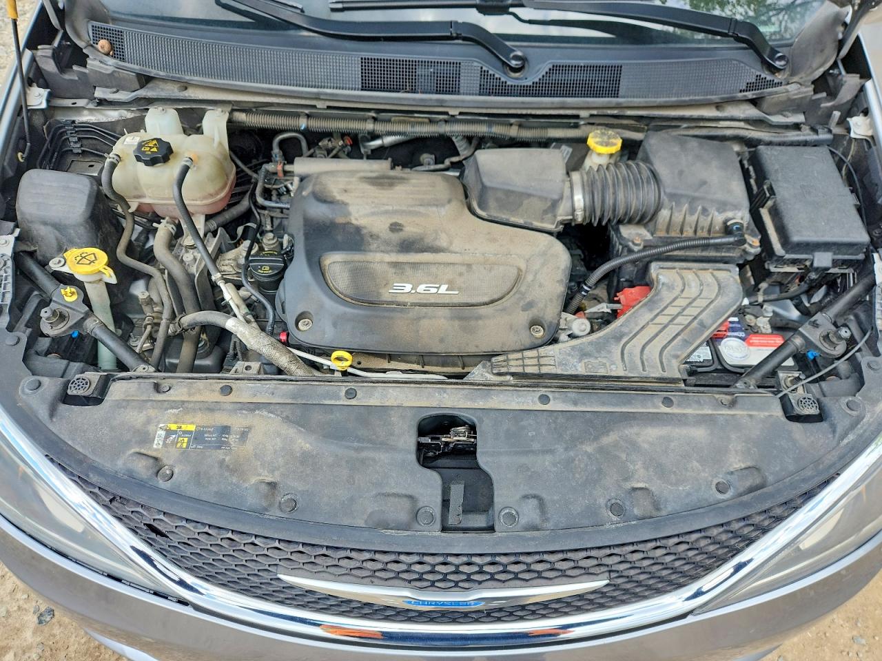 2018 Chrysler Pacifica Touring L Gray vin: 2C4RC1BG8JR257106