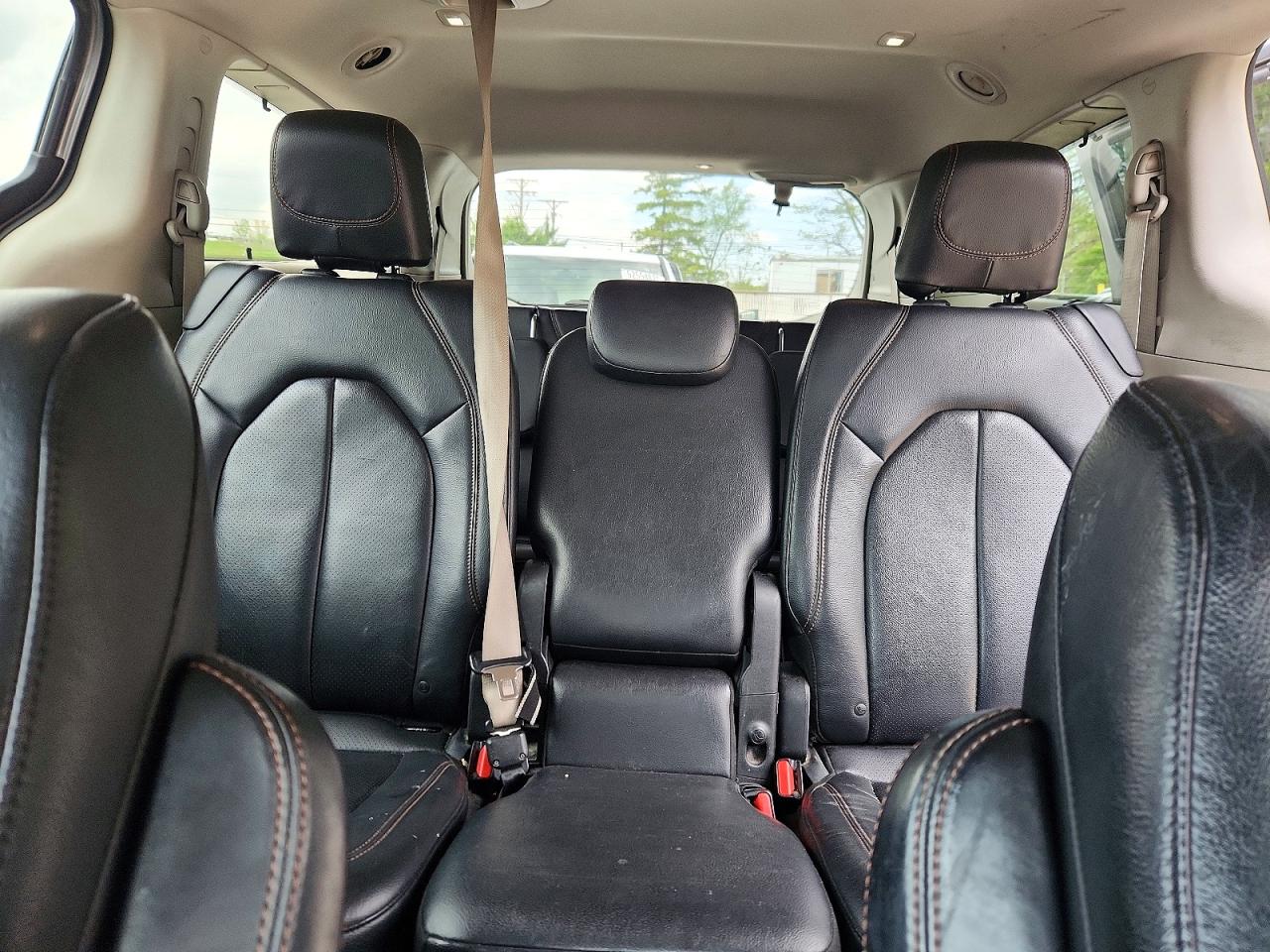 2018 Chrysler Pacifica Touring L Gray vin: 2C4RC1BG8JR257106