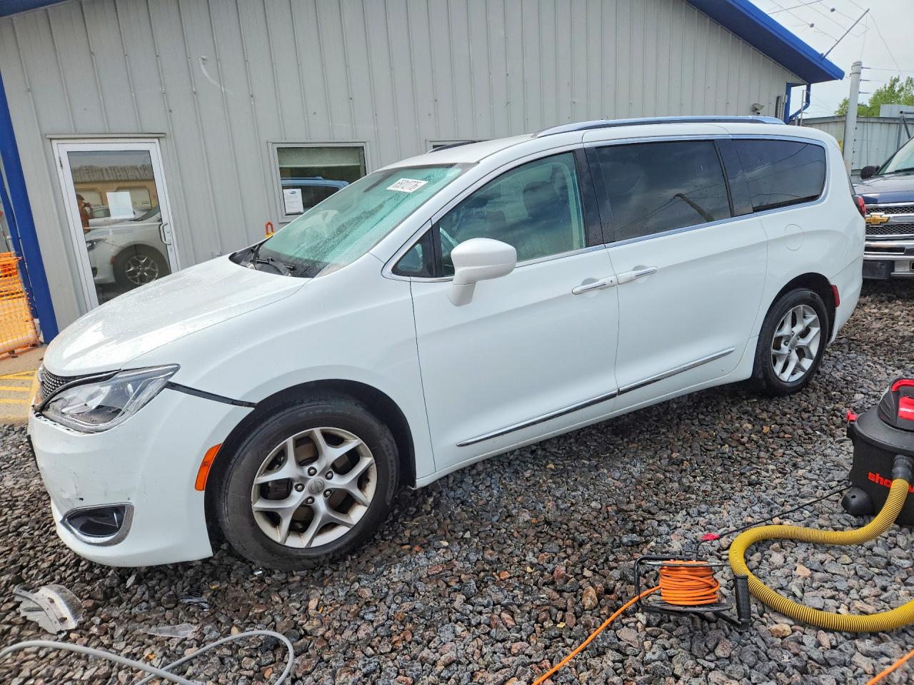 2018 Chrysler Pacifica Touring L White vin: 2C4RC1BG8JR321077