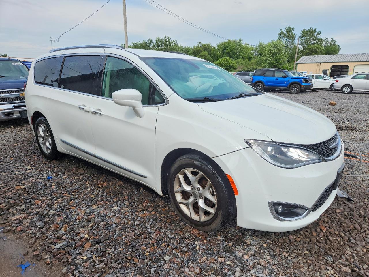 2018 Chrysler Pacifica Touring L White vin: 2C4RC1BG8JR321077