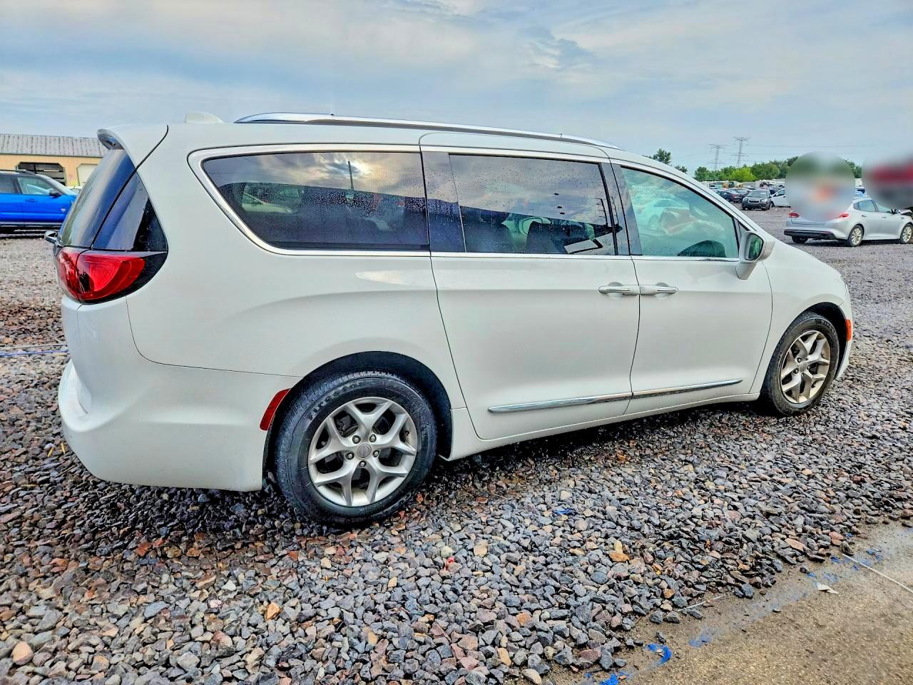 2018 Chrysler Pacifica Touring L White vin: 2C4RC1BG8JR321077