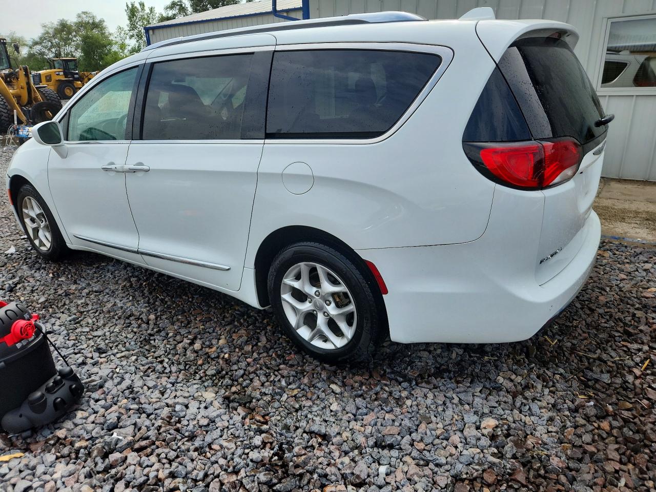 2018 Chrysler Pacifica Touring L White vin: 2C4RC1BG8JR321077