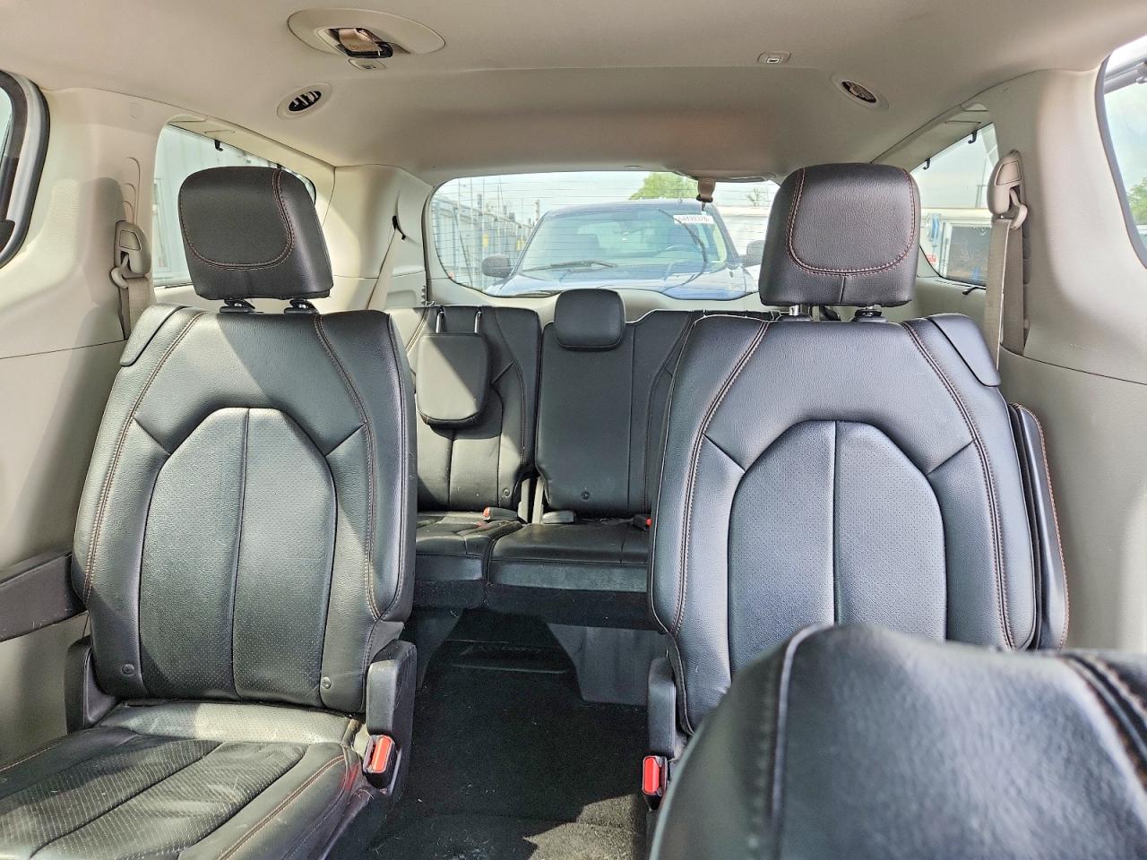 2018 Chrysler Pacifica Touring L White vin: 2C4RC1BG8JR321077