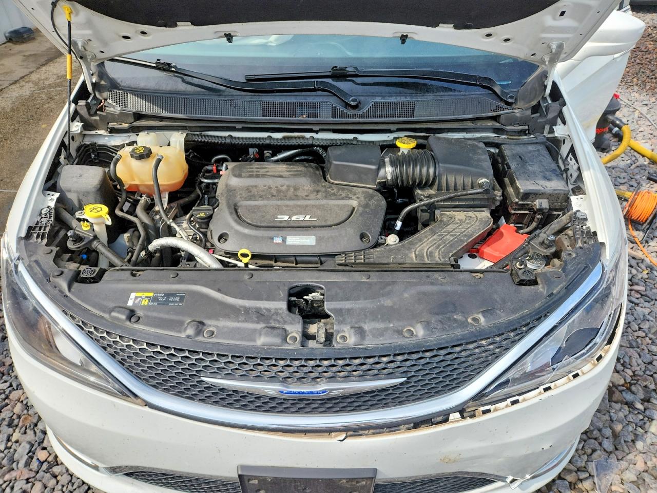2018 Chrysler Pacifica Touring L White vin: 2C4RC1BG8JR321077