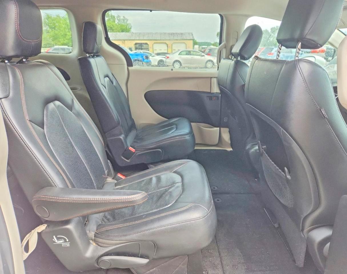 2018 Chrysler Pacifica Touring L White vin: 2C4RC1BG8JR321077