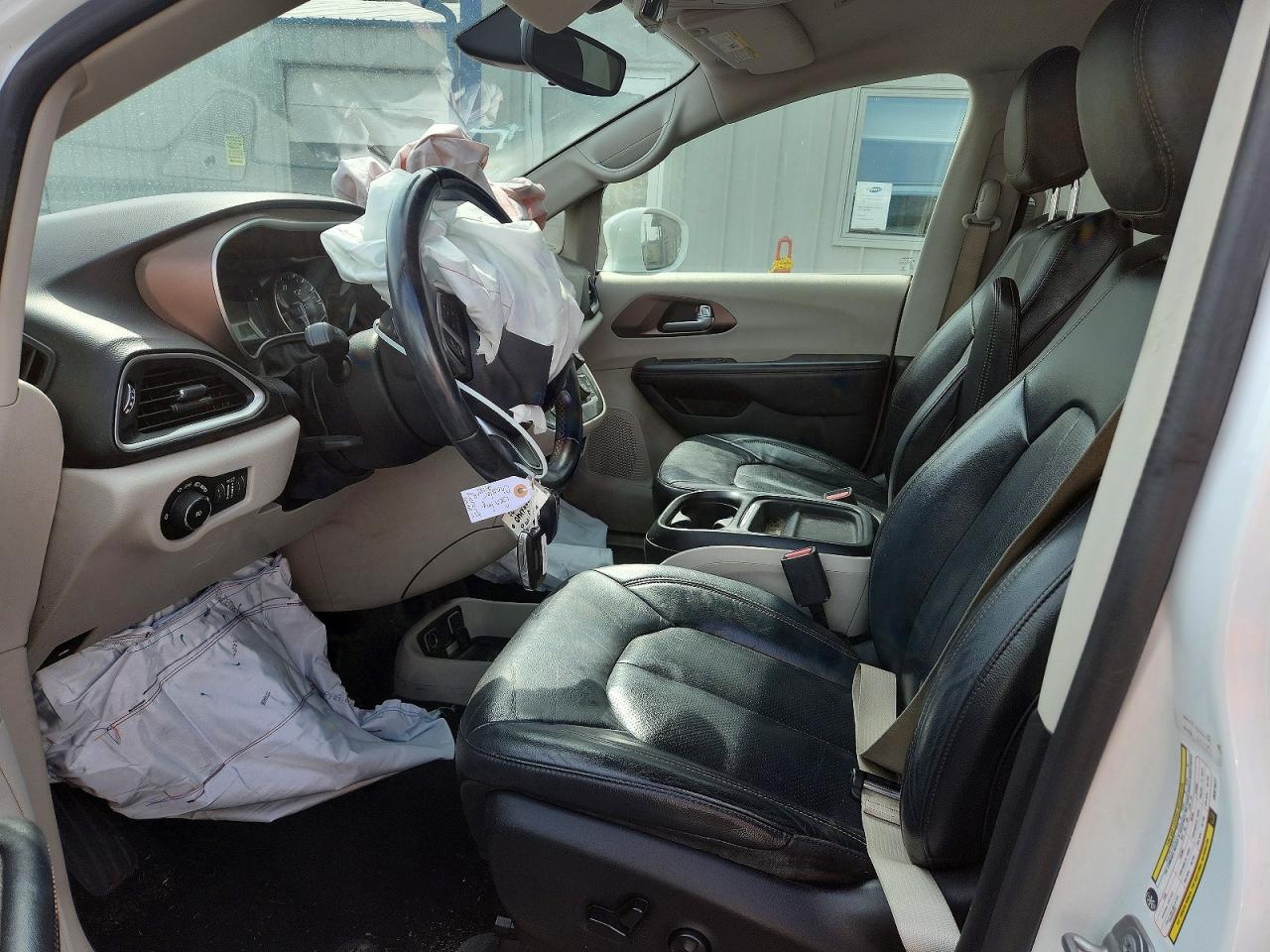 2018 Chrysler Pacifica Touring L White vin: 2C4RC1BG8JR321077