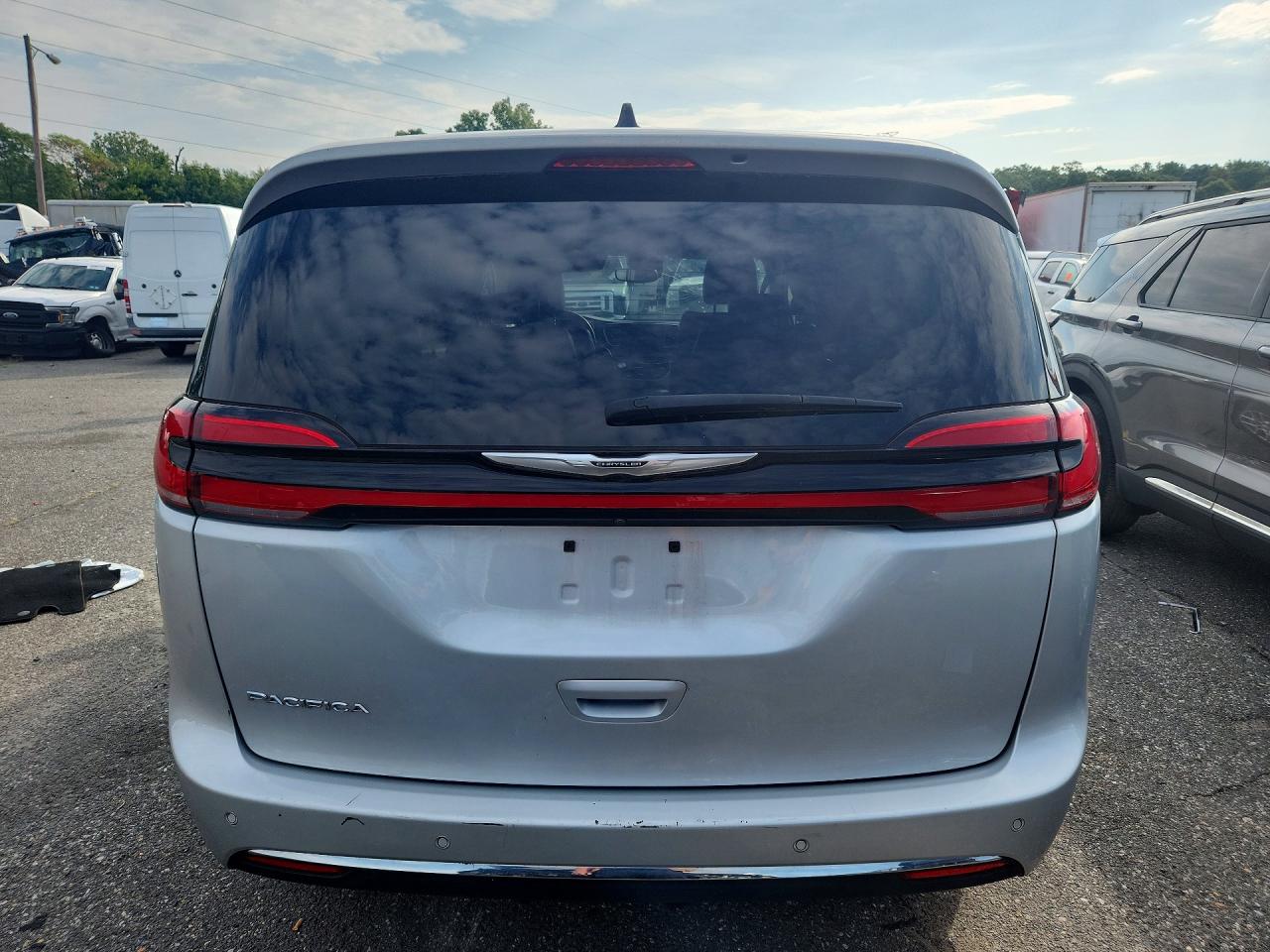 2024 Chrysler Pacifica Touring L Silver vin: 2C4RC1BG8RR120288