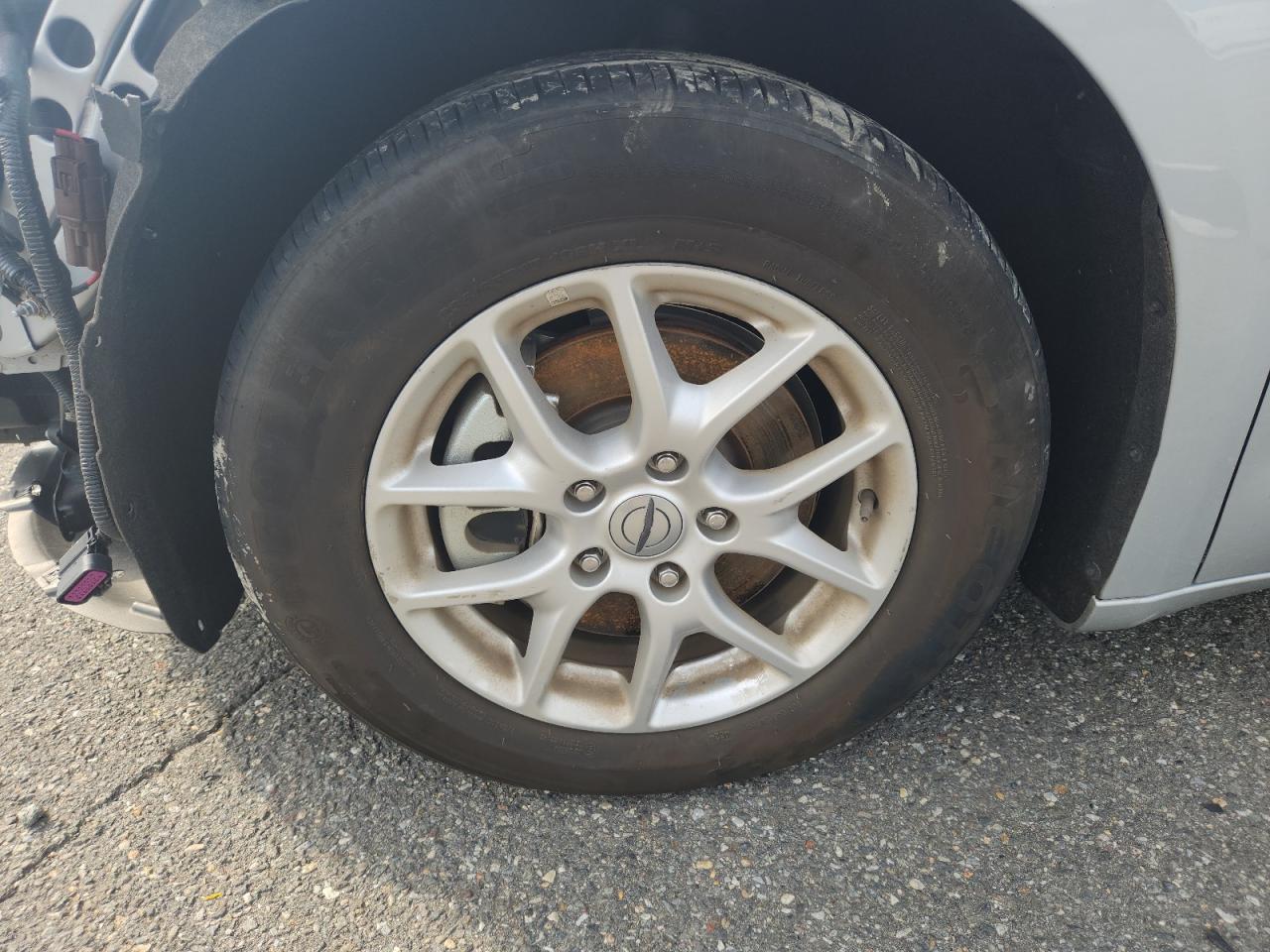 2024 Chrysler Pacifica Touring L Silver vin: 2C4RC1BG8RR120288 Damage: Left Front Wheel, Chipped, 4