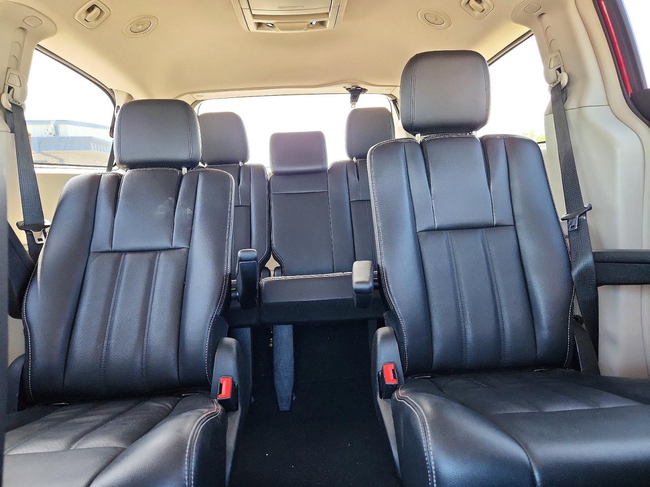 2012 Chrysler Town & Country Touring Red vin: 2C4RC1BG9CR259594