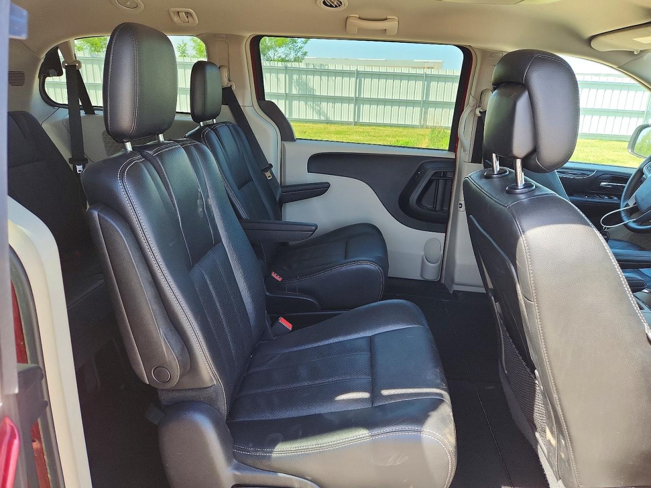 2012 Chrysler Town & Country Touring Red vin: 2C4RC1BG9CR259594